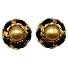 CHANEL - Grandes boucles d'oreilles boutons en or, cuir noir et perles en or de 1986