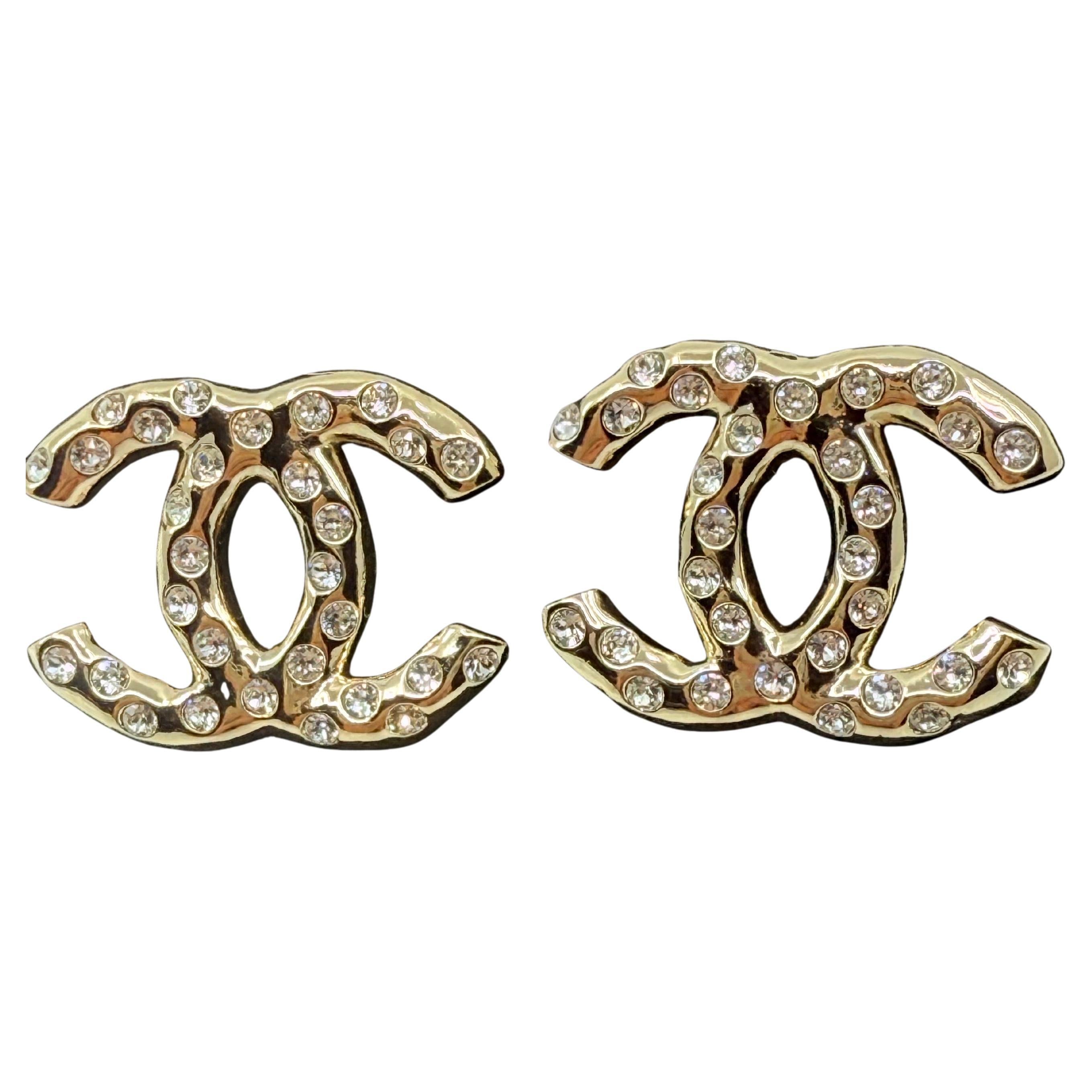 CHANEL Large Gold CC Crystal Accent Statement Earrings im Angebot