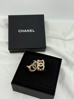 CHANEL Große, dreidimensionale Statement-Ohrringe mit goldenen Kristallen im CC-Design