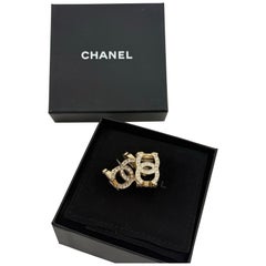 CHANEL Große, dreidimensionale Statement-Ohrringe mit goldenen Kristallen im CC-Design
