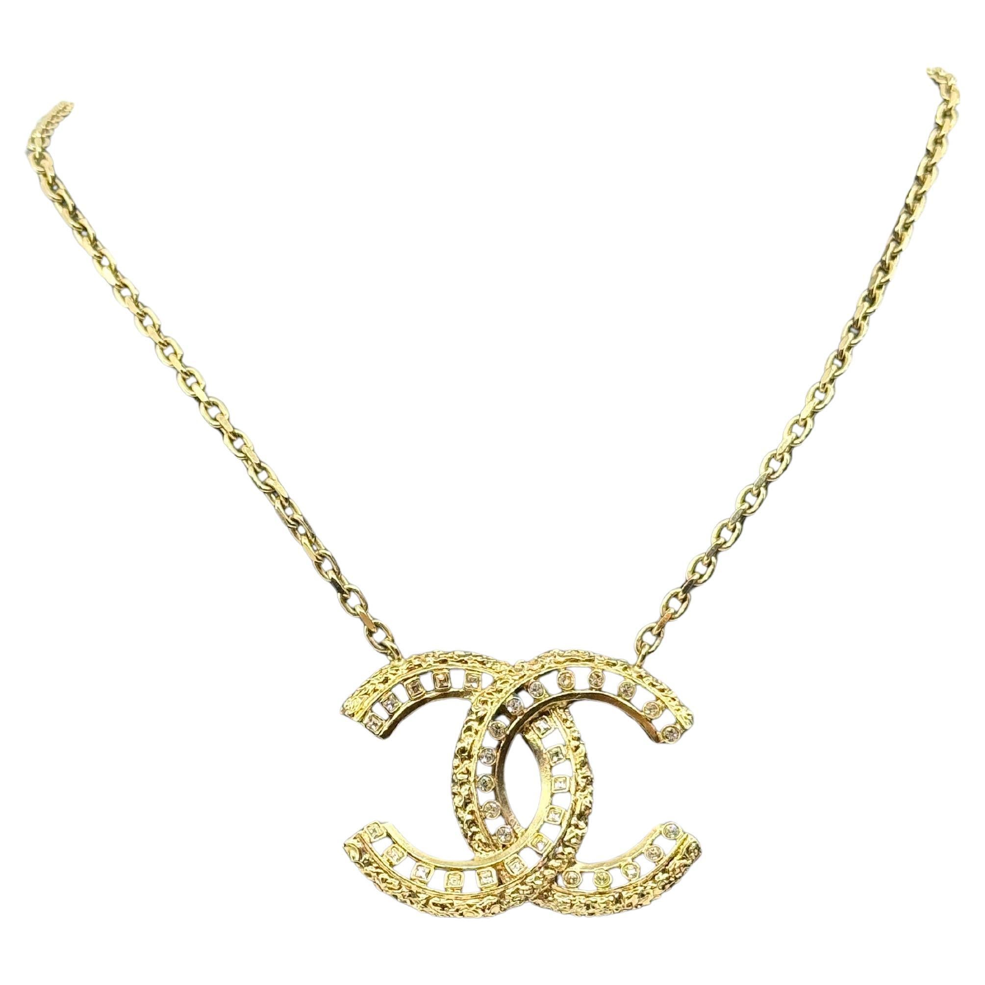 Collana Chanel con ciondolo CC grande in cristallo d'oro