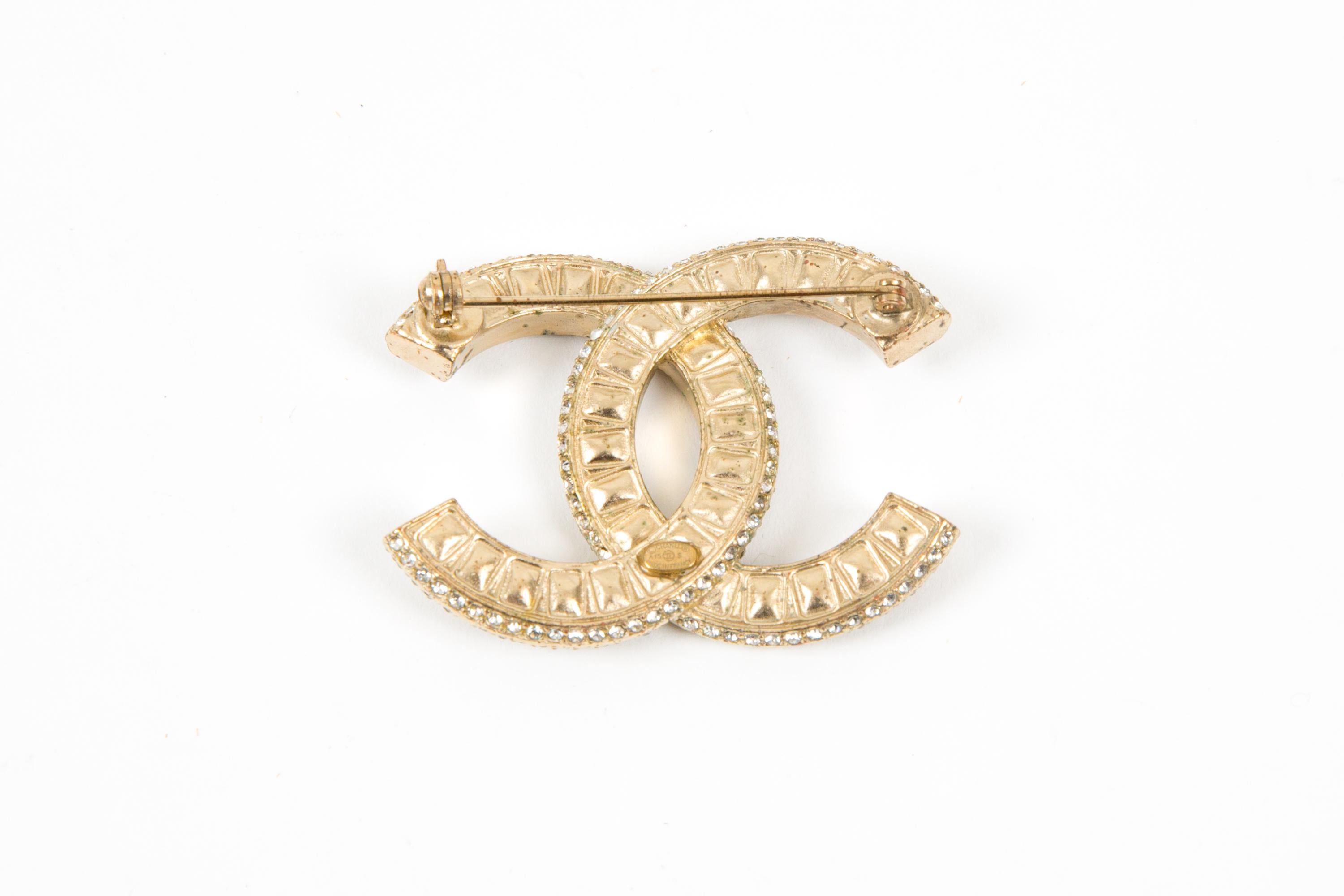 Chanel Large Gold-Tone and Crystal Embellished CC Brooch In Good Condition For Sale In Paris, FR