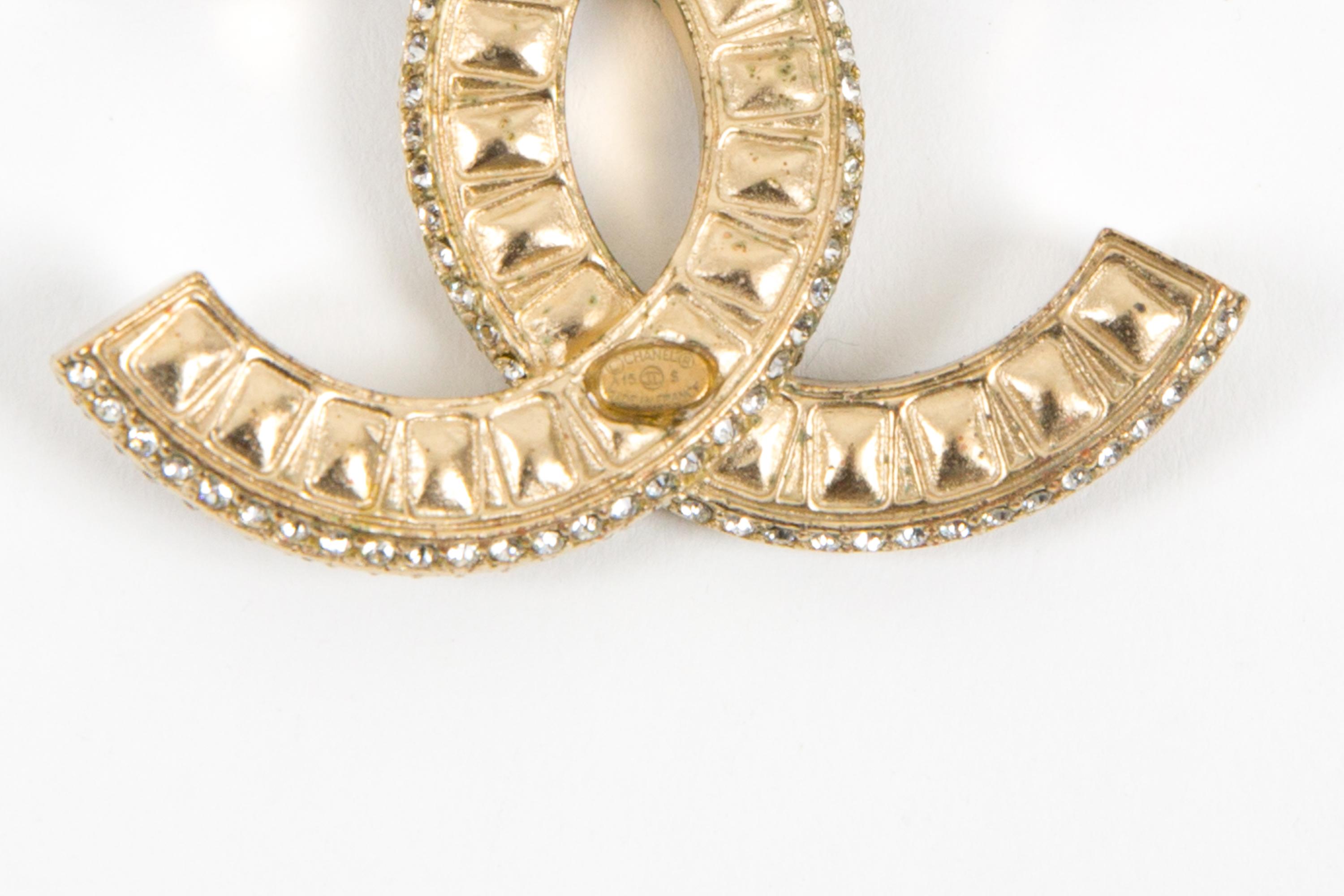 Chanel Large Gold-Tone and Crystal Embellished CC Brooch For Sale 1