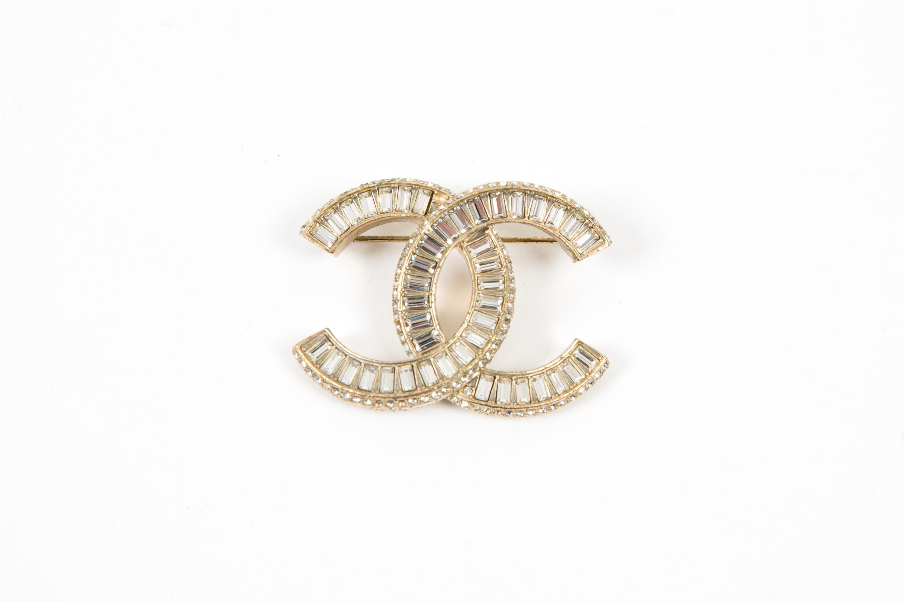 Chanel Large Gold-Tone and Crystal Embellished CC Brooch For Sale 2