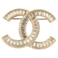 Chanel Broche grande CC dorado y adornado con cristales