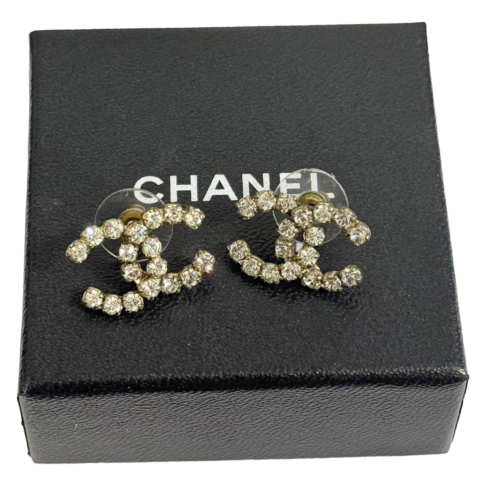 CHANEL Große goldfarbene Ohrstecker mit CC-Kristall