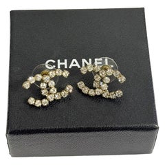 Orecchini Chanel grandi con cristalli CC in tonalità oro