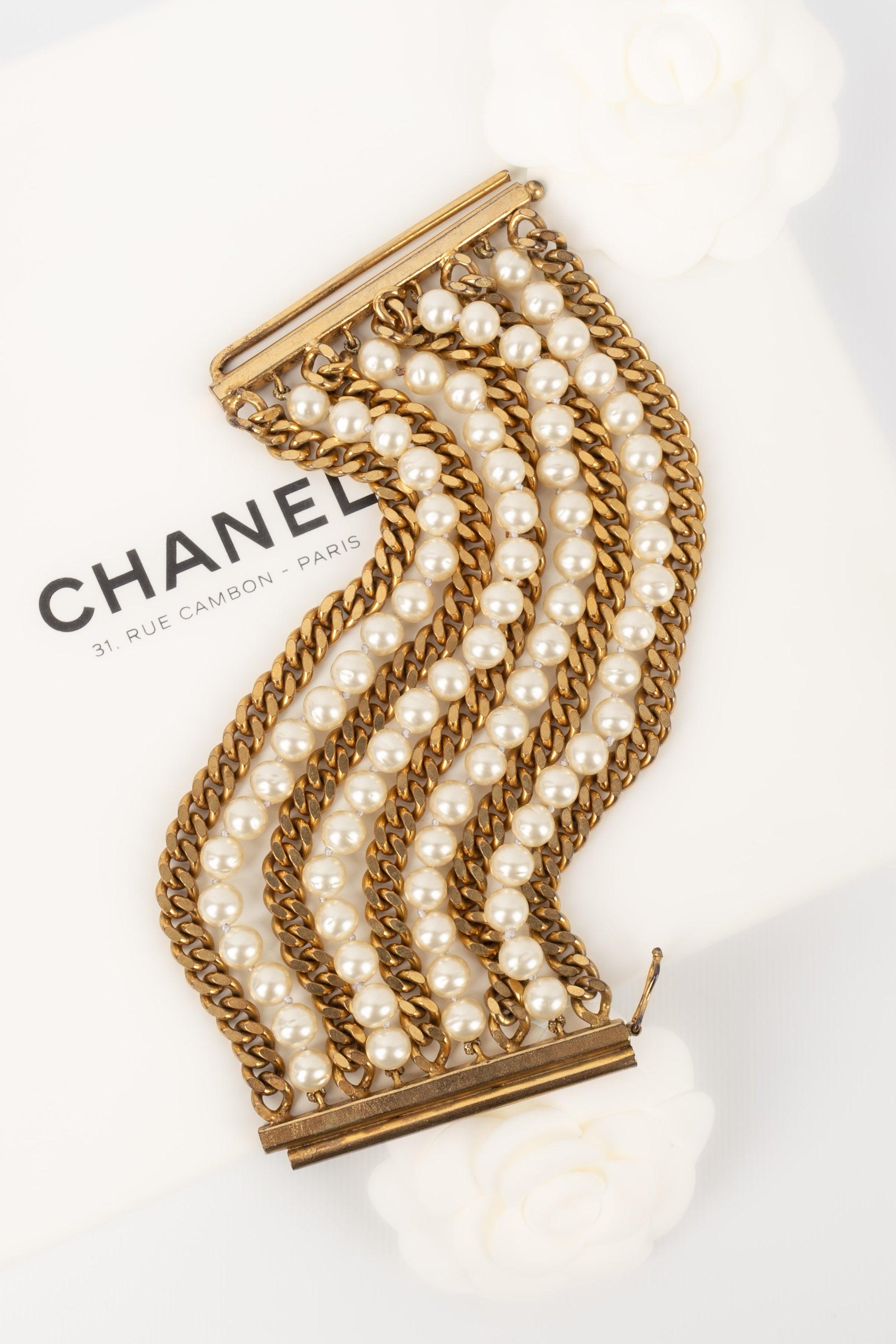 Chanel Large Golden Metal Bracelet with Costume Pearls In Excellent Condition In SAINT-OUEN-SUR-SEINE, FR