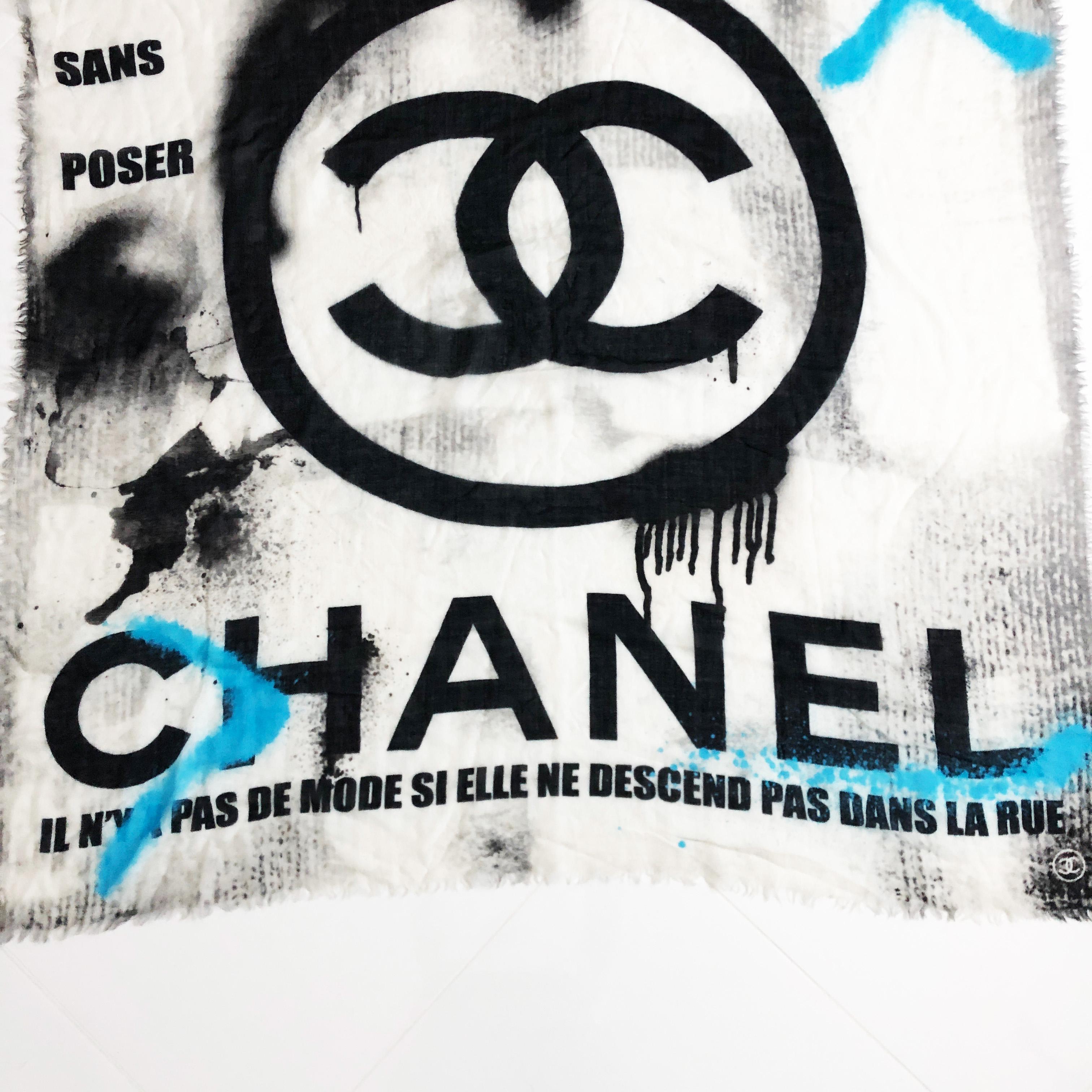 Chanel Large Echarpe Châle Graffiti Cachemire 51in CC Logo avec boite Bon état à Port Saint Lucie, FL