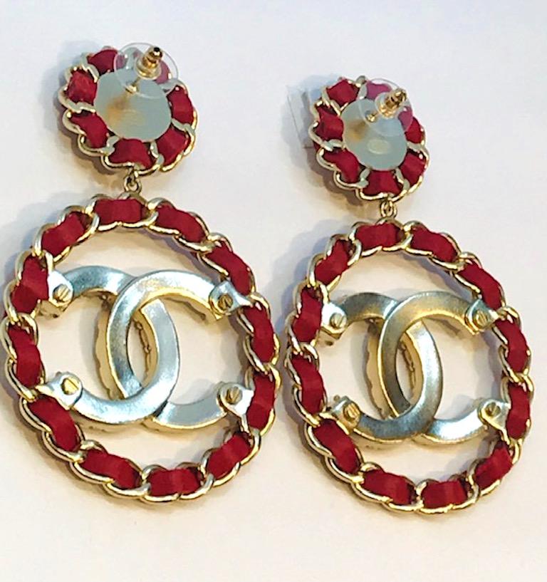 Chanel 2019 pierced earrings complete with all the iconic design elements famous of the fashion house including the woven leather in chain, faux pearls and quilt pattern interlocking CC logo. Satin gold finish metal with faux pearls, yellow, red and