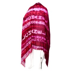 Chanel - Écharpe à franges violettes et rouges avec grand logo imprimé