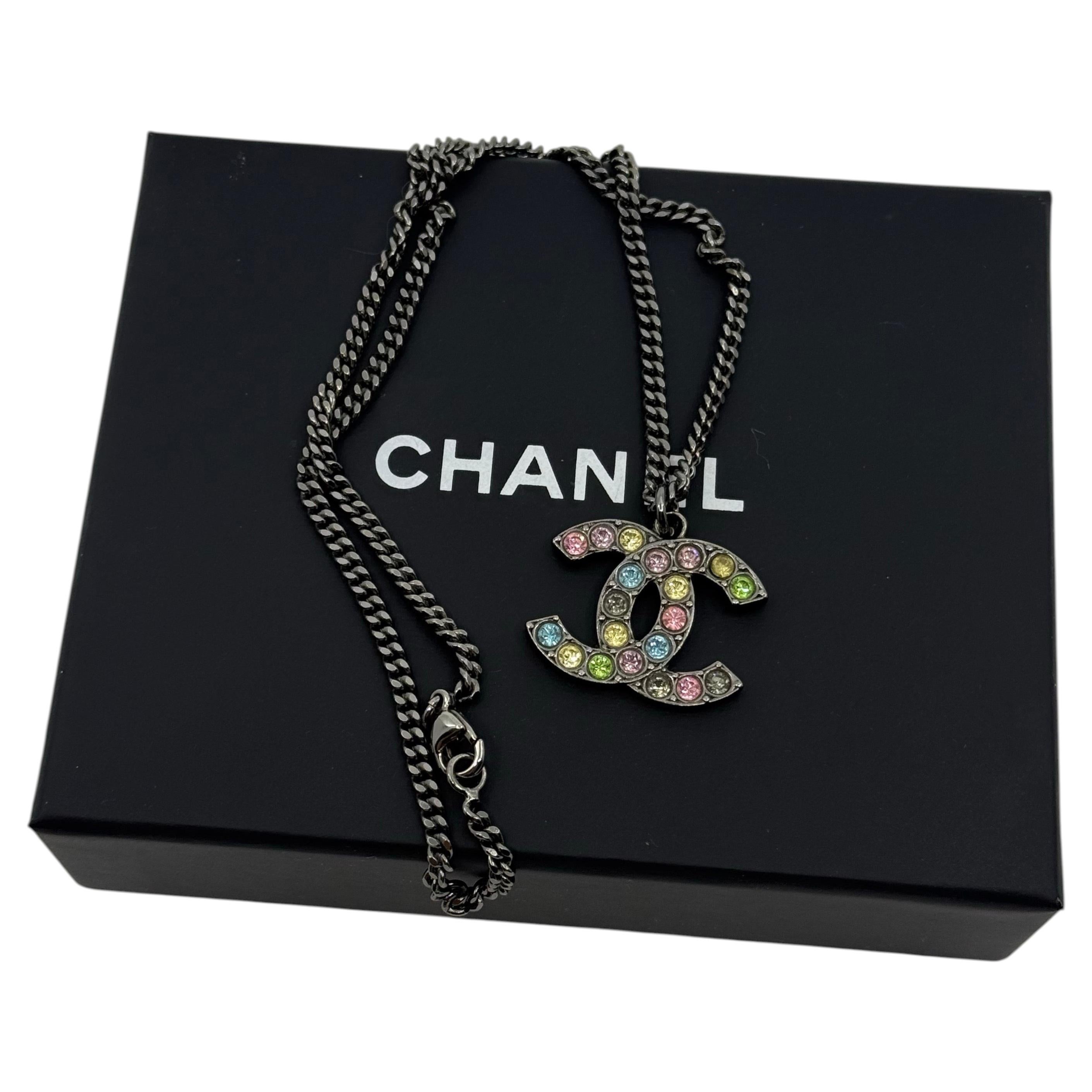 Collana con ciondolo in argento Chanel Large Multicolor Crystal CC