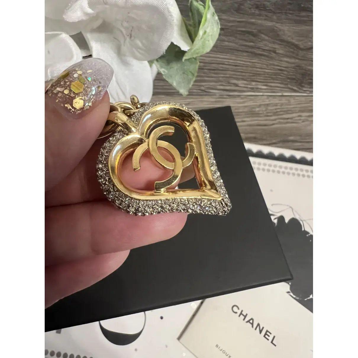 Chanel - Bracelet à breloques avec cœur en cristal CC surdimensionné Bon état - En vente à Bellevue, WA