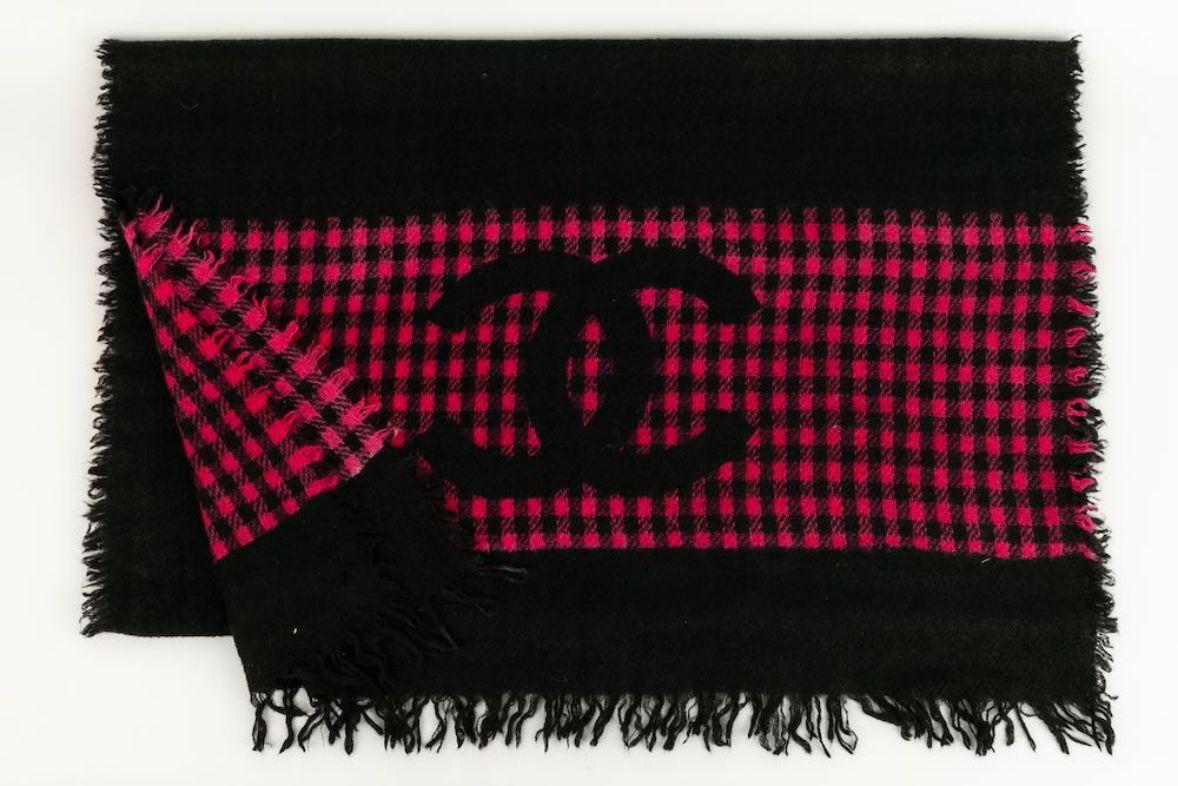 Chanel - Large pink and black cashmere scarf. Composition label missing
 
 Additional information:
Dimensions: 75 cm x 210 cm
Condition: Very good condition
Seller Ref number: FFC5