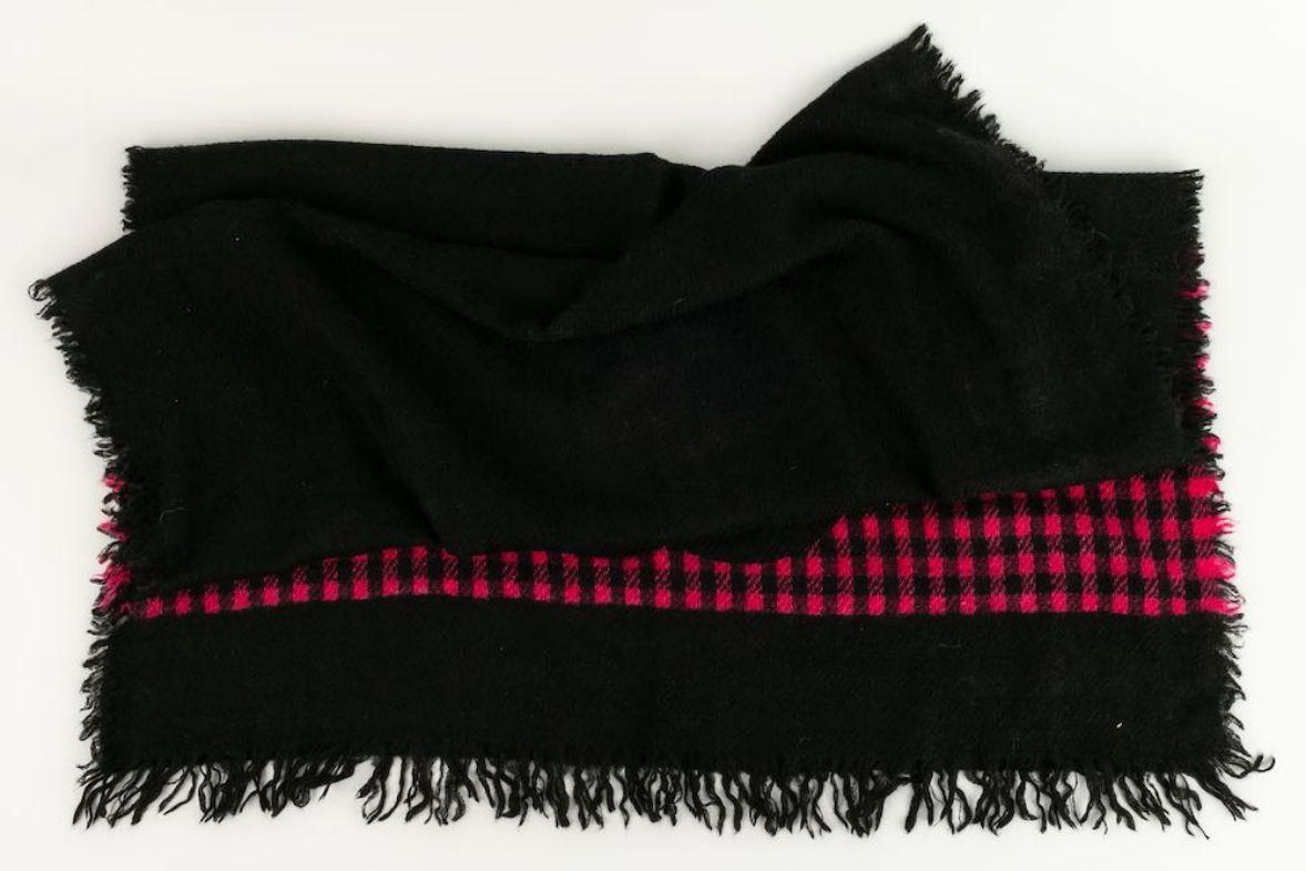 Chanel Large Pink and Black Cashmere Scarf In Excellent Condition For Sale In SAINT-OUEN-SUR-SEINE, FR
