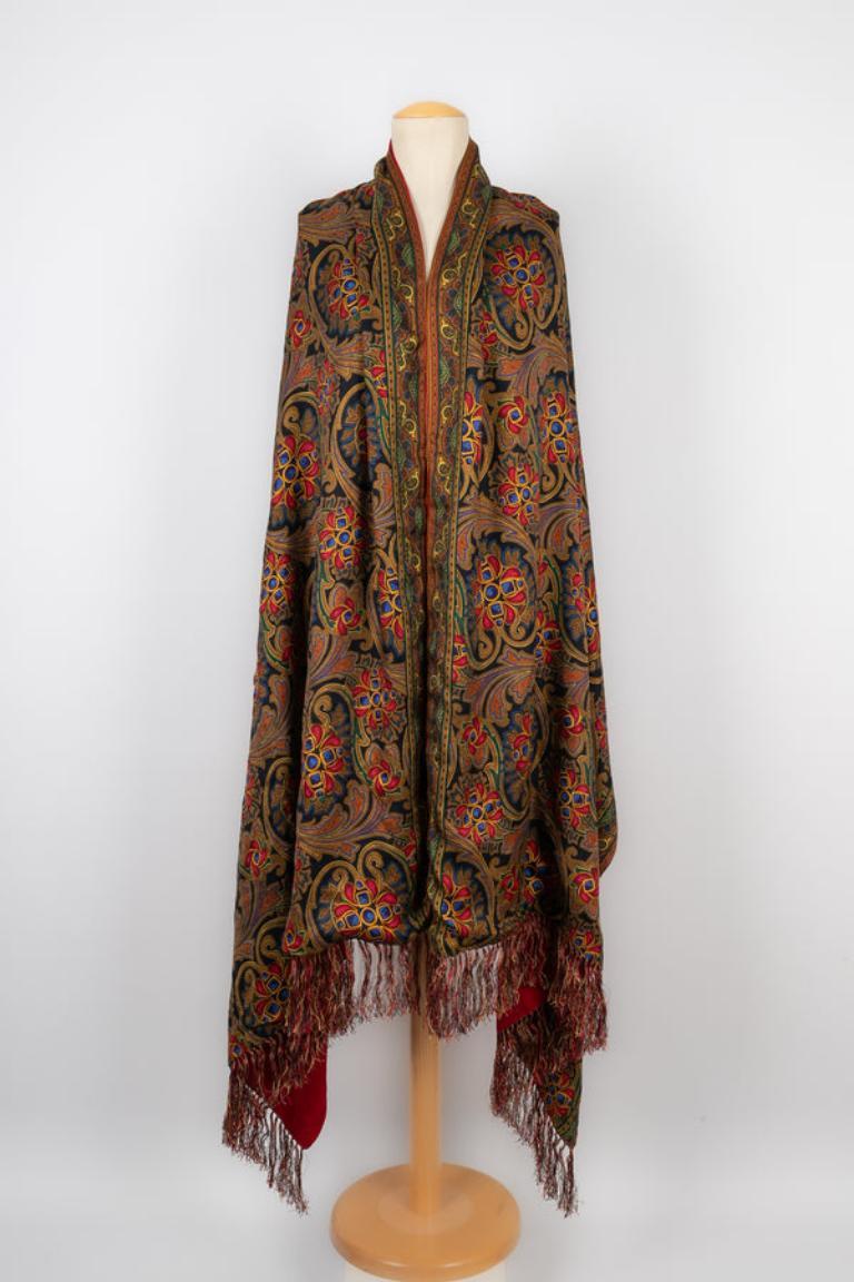 Chanel Large Printed Fringed Silk Stole with Red Wool Lining  In Excellent Condition For Sale In SAINT-OUEN-SUR-SEINE, FR