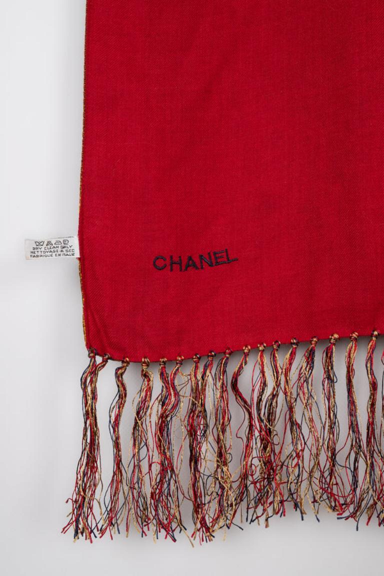 Chanel Großer bedruckter Seiden-Stoffe mit Fransen und rotem Wollfutter  im Angebot 3