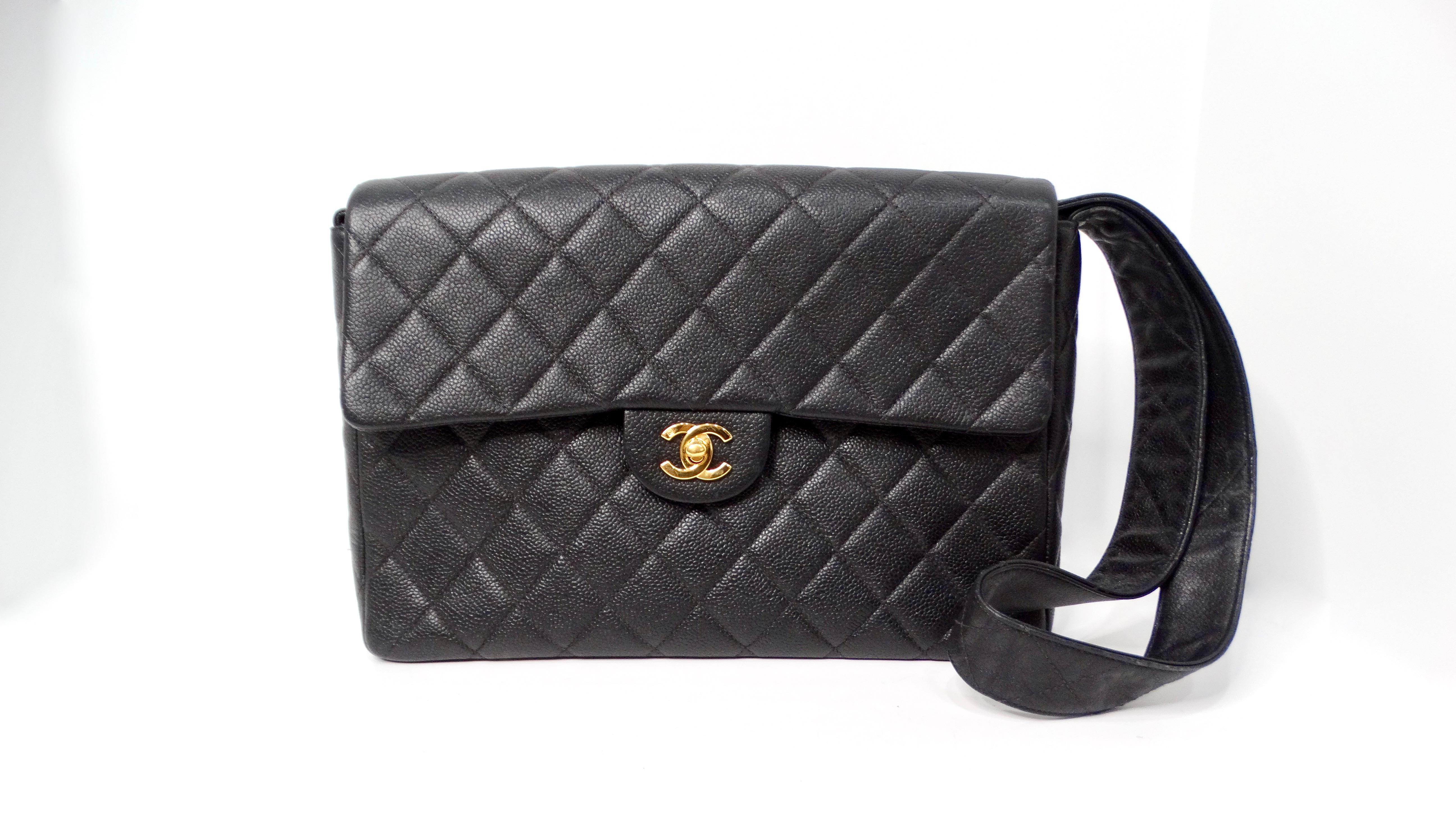 Chanel Large Quilted Caviar Leather Interlocking CC Messenger Shoulder Bag In Good Condition In Scottsdale, AZ