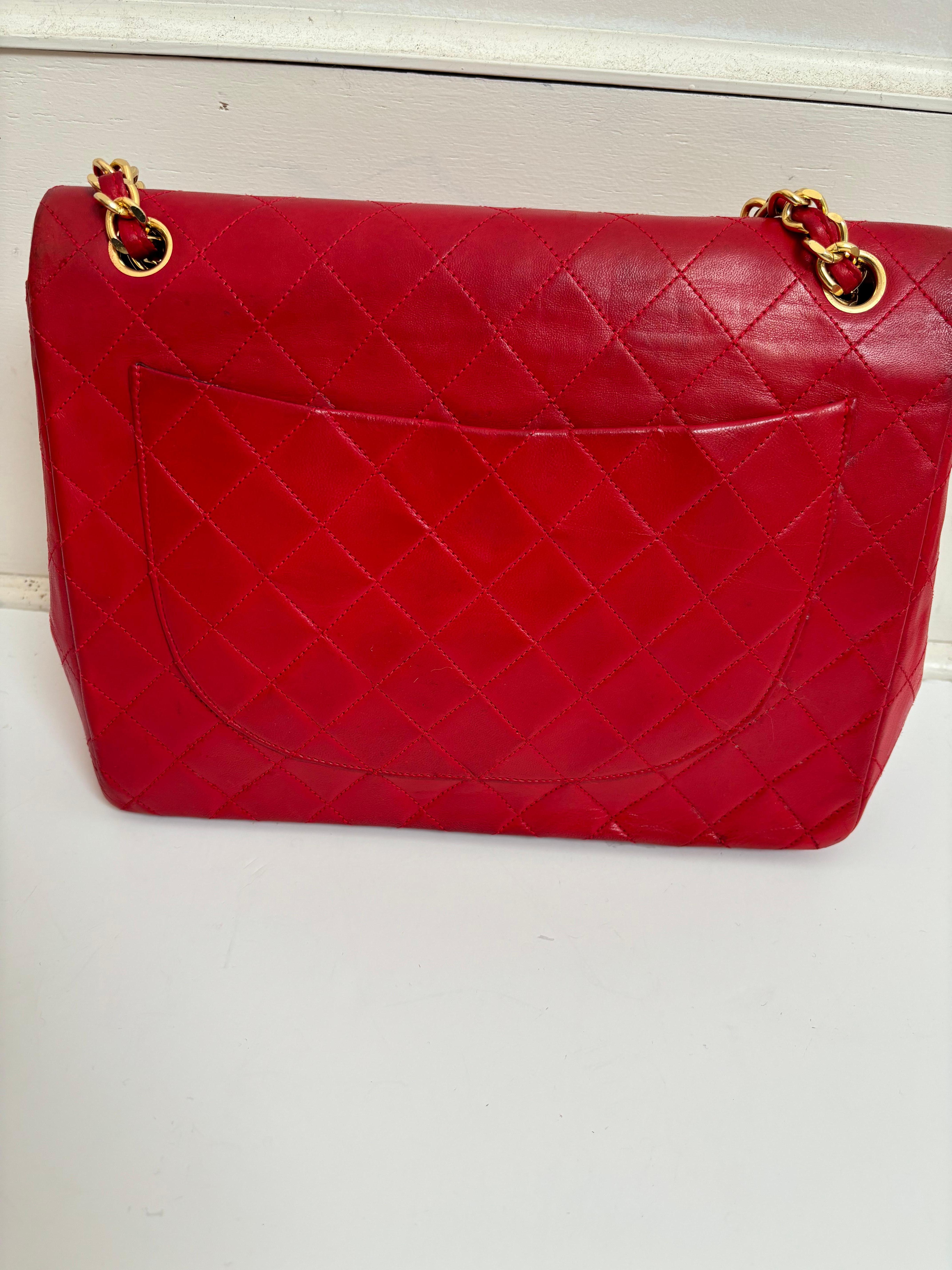 Chanel grand sac bigarré en cuir d'agneau rouge matelassé en bon état vintage en vente 5