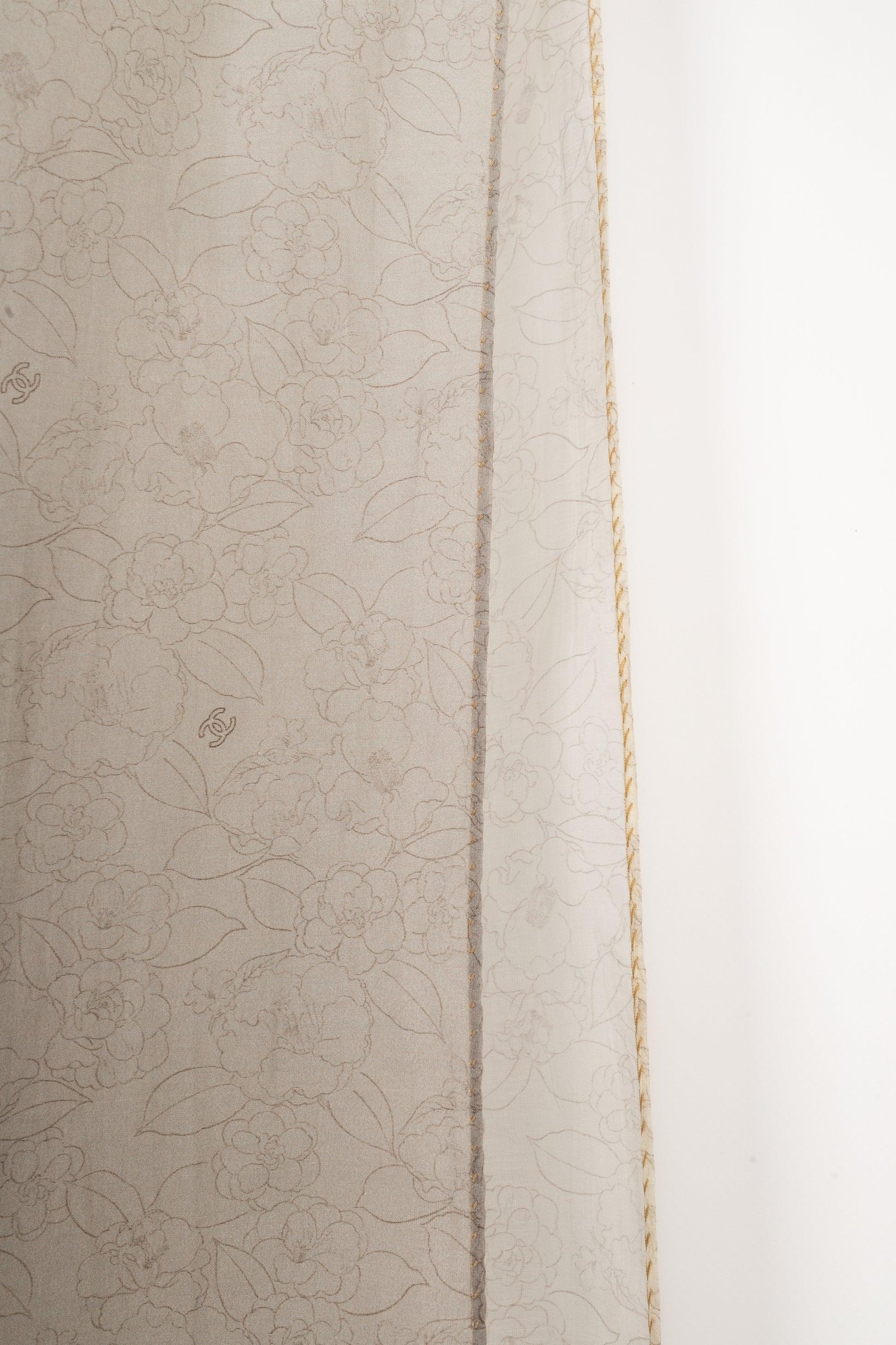 Chanel Large Silk and Cotton Stole in Gray In Excellent Condition For Sale In SAINT-OUEN-SUR-SEINE, FR