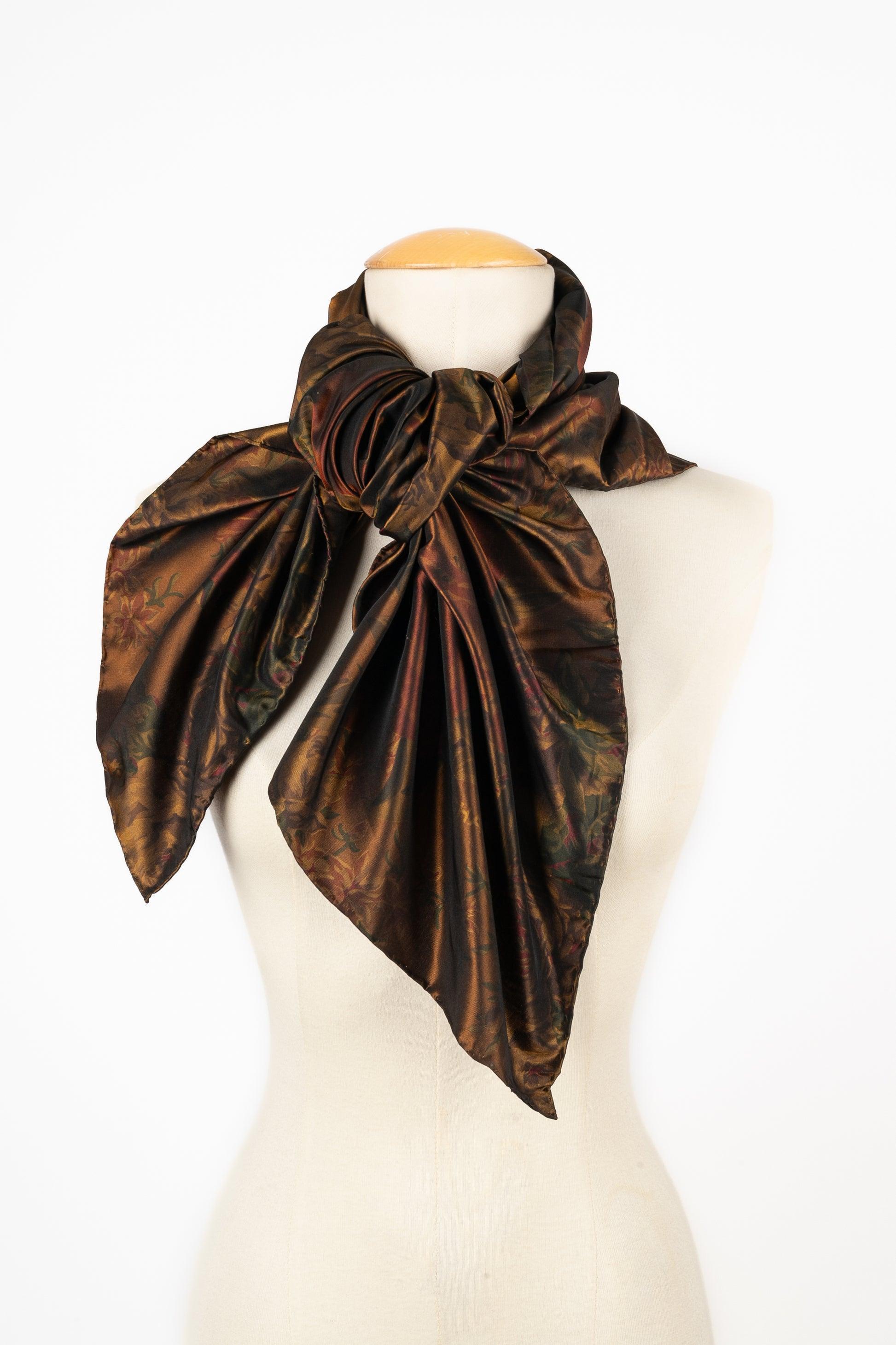 Chanel - Large silk taffeta foulard in golden brown tones and printed with flowers. Brand and composition labels missing.

Additional information:
Condition: Very good condition
Dimensions: 98 cm x 98 cm

Seller Reference: FFC28
