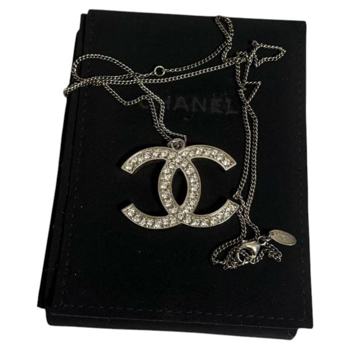 Chanel Collana con ciondolo grande in cristallo d'argento CC