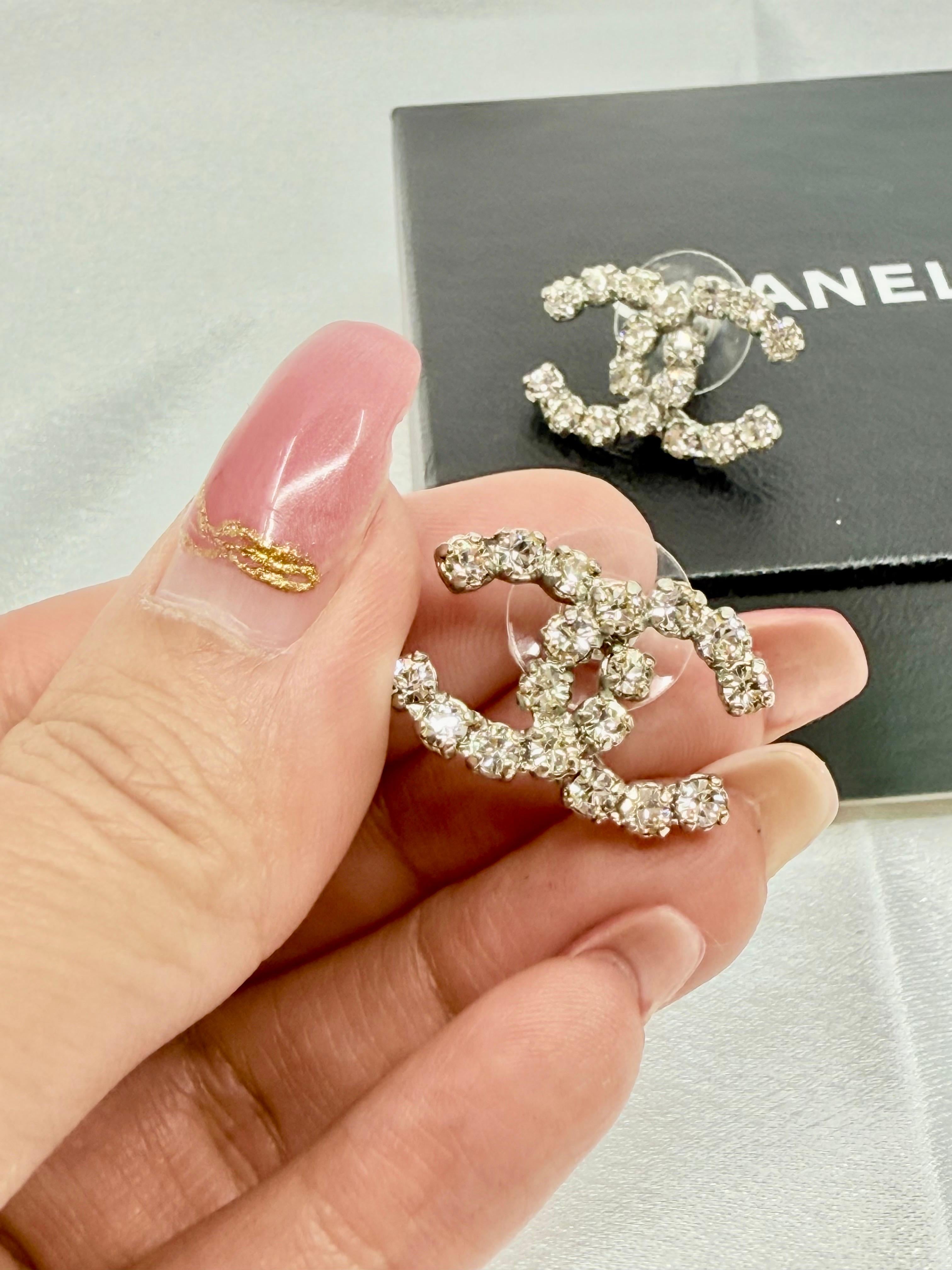 Chanel Large Silver Crystal CC Statement Earrings, circa 2005 en venta 6