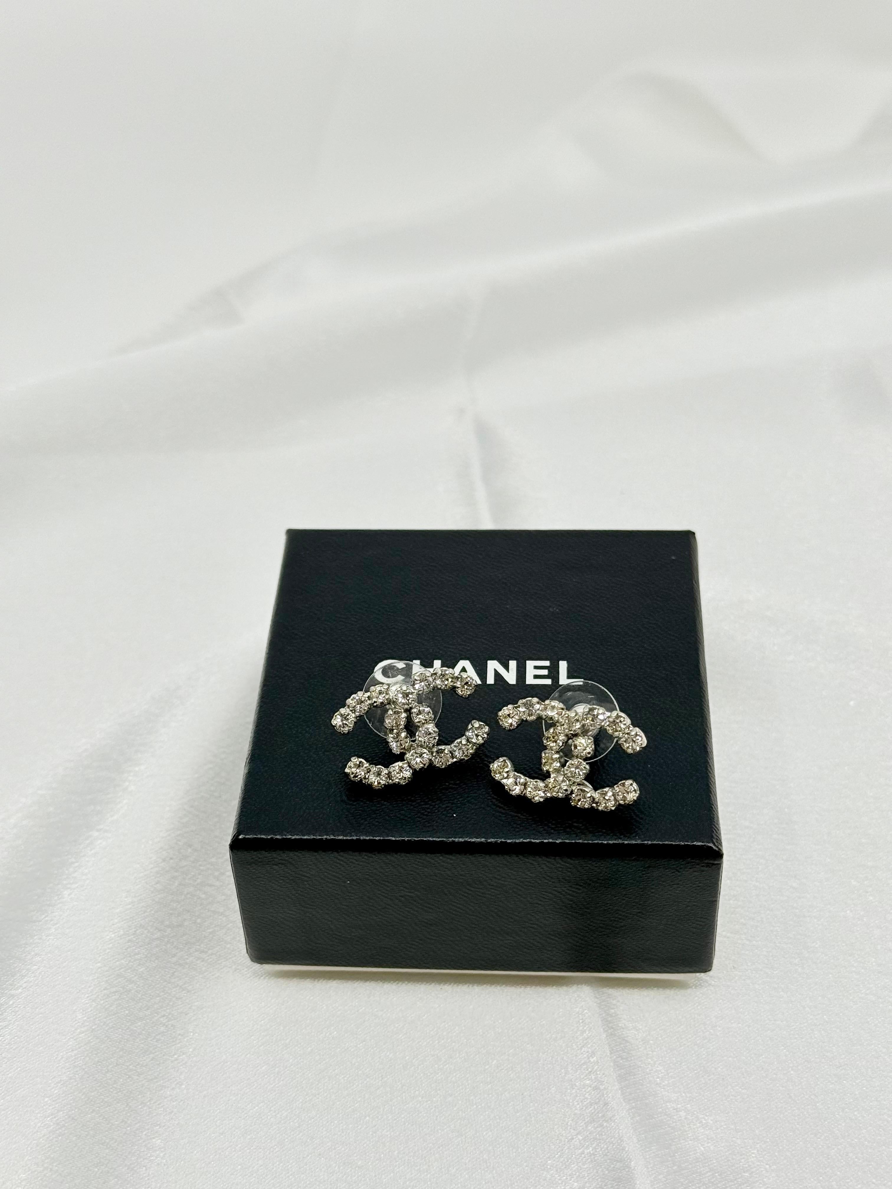 Chanel Large Silver Crystal CC Statement Earrings, circa 2005 en venta 7