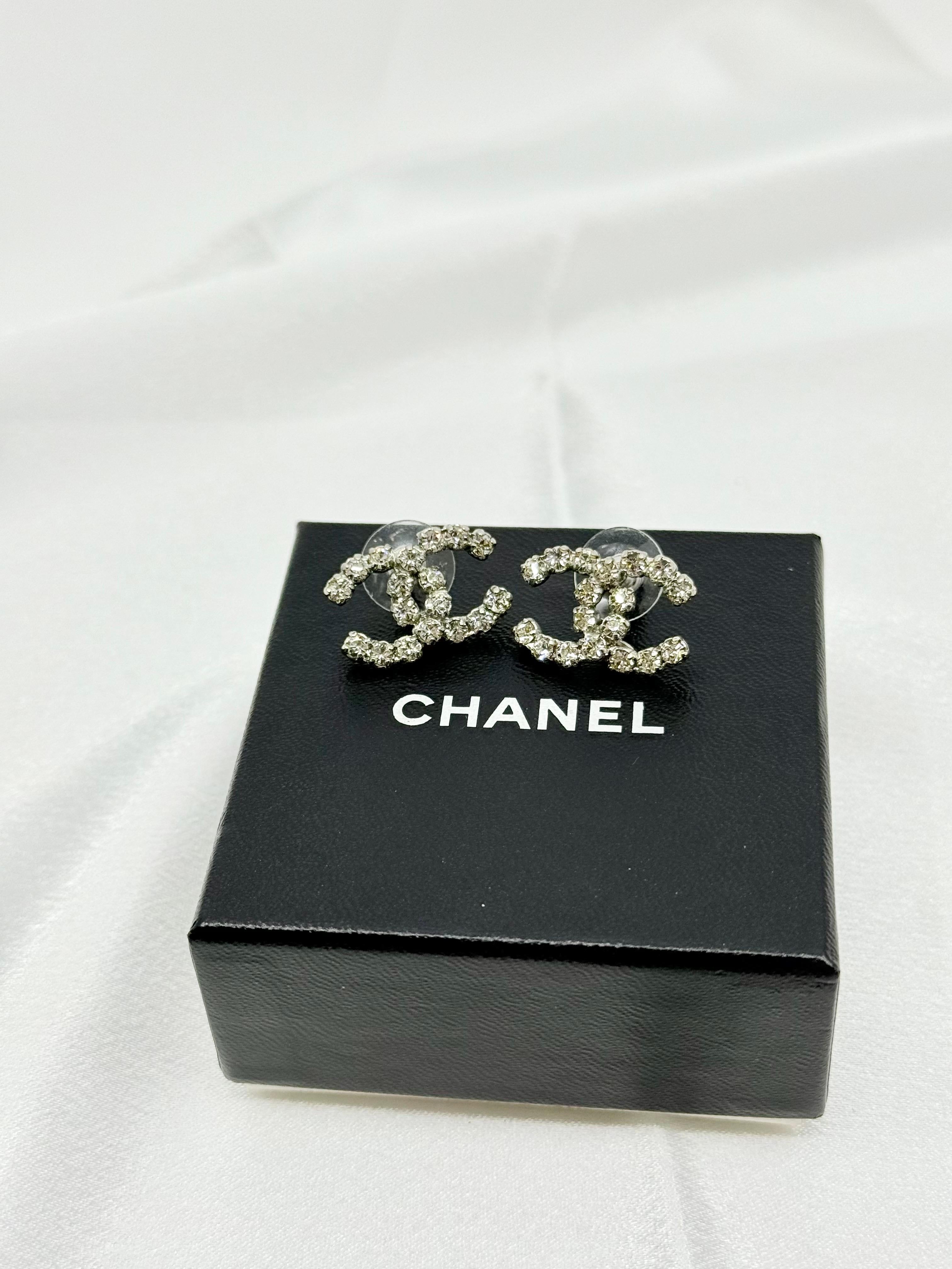 Chanel Large Silver Crystal CC Statement Earrings, circa 2005 en Bueno estado para la venta en Bellevue, WA