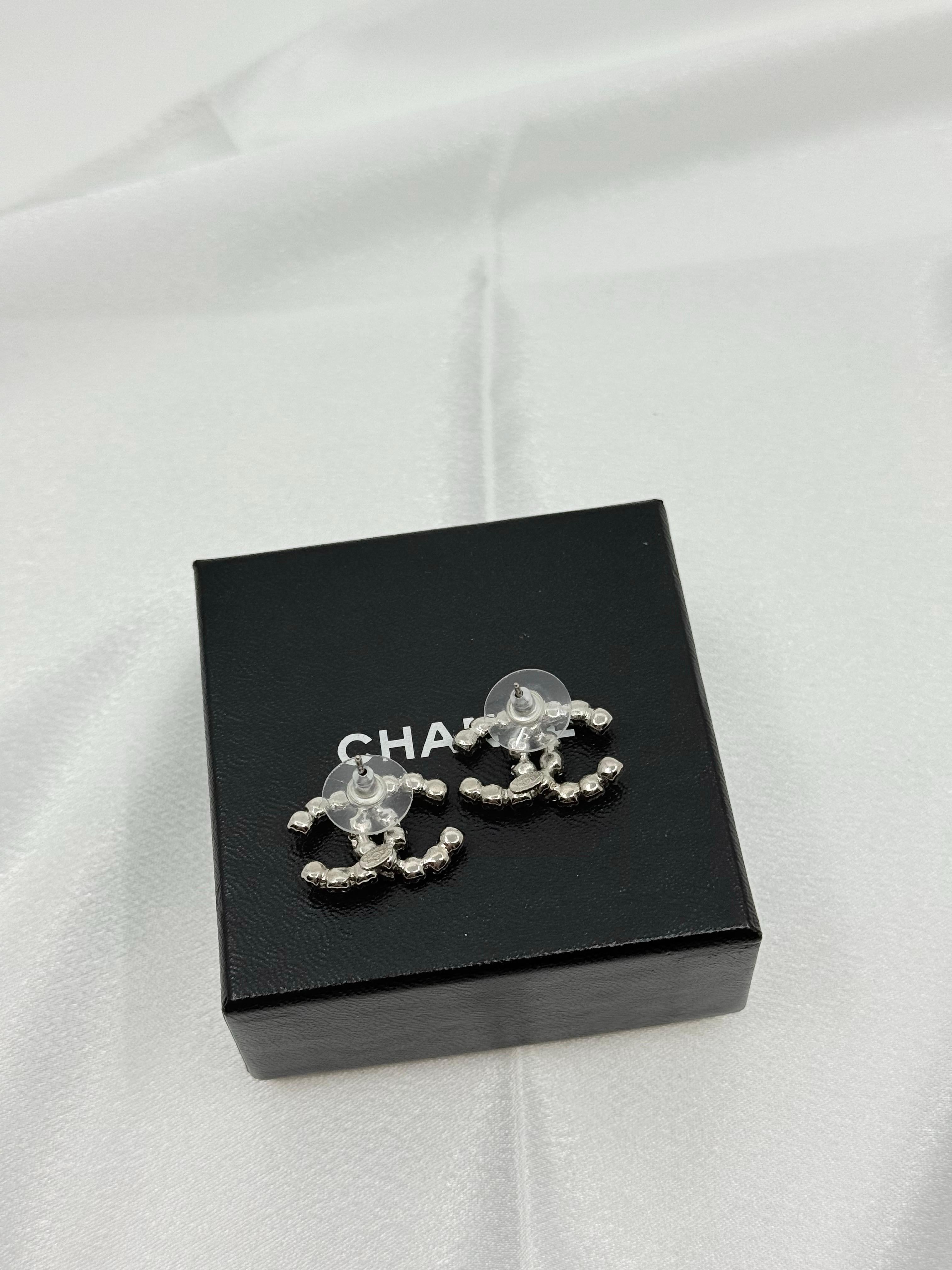 Femenino o masculino Chanel Large Silver Crystal CC Statement Earrings, circa 2005 en venta