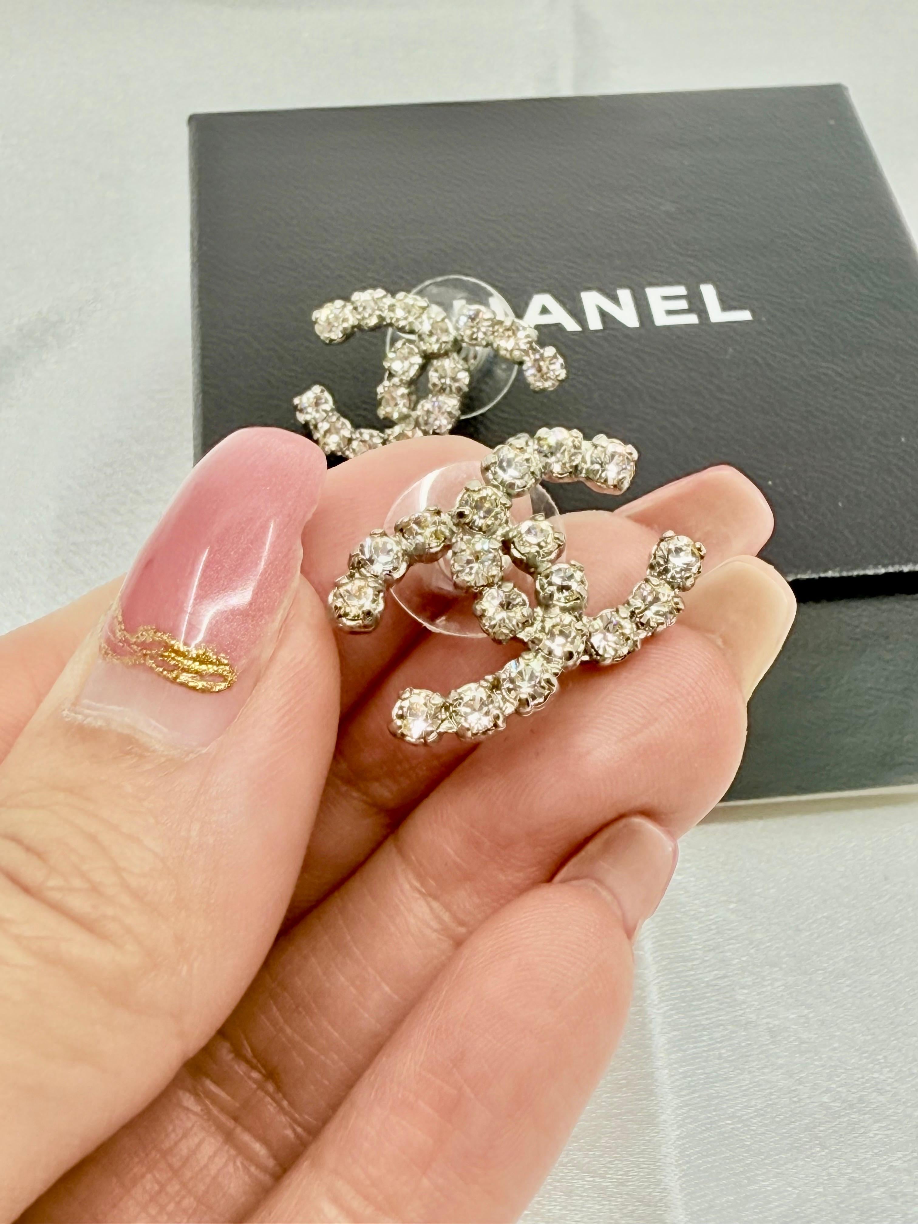 Chanel Large Silver Crystal CC Statement Earrings, circa 2005 en venta 3