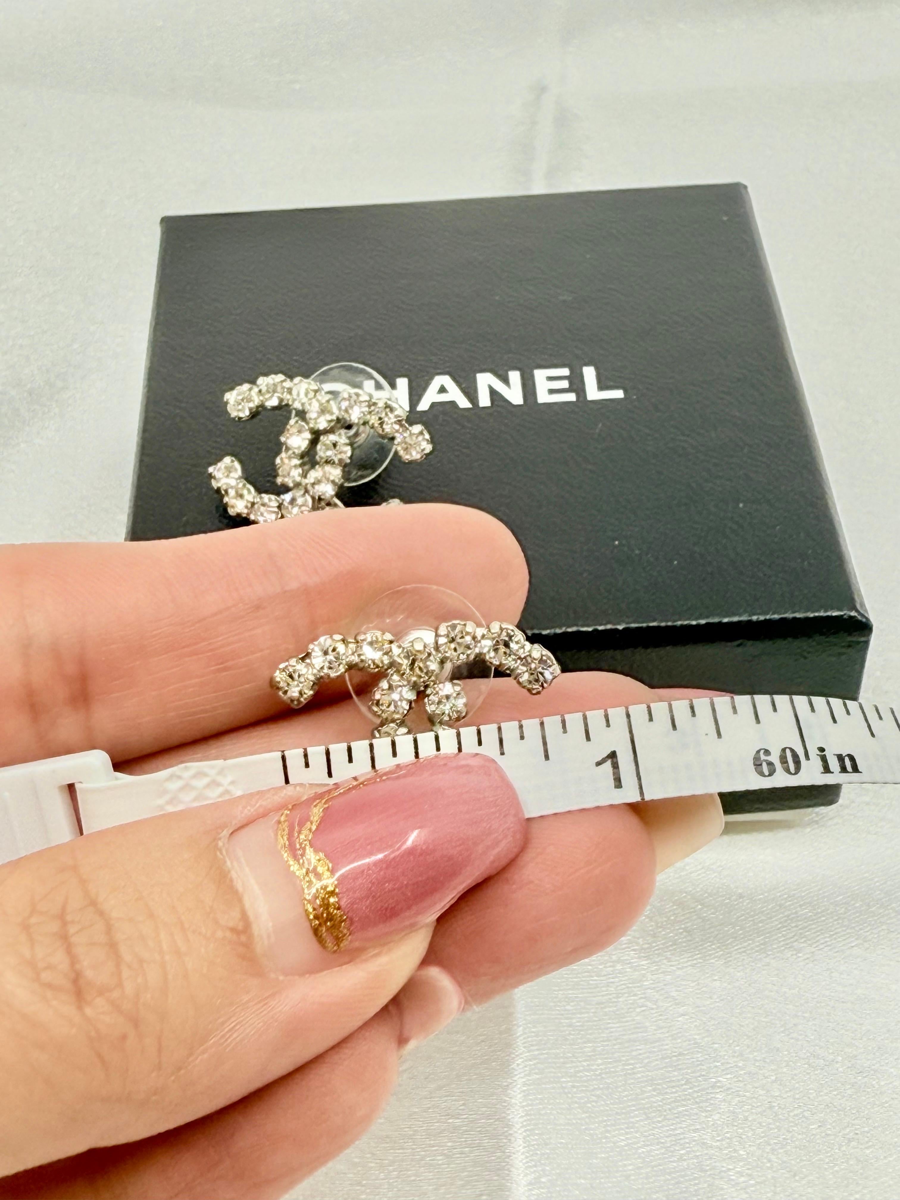 Chanel Large Silver Crystal CC Statement Earrings, circa 2005 en venta 4