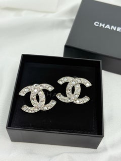 Orecchini a cuore Chanel in argento con perle e cristalli grandi