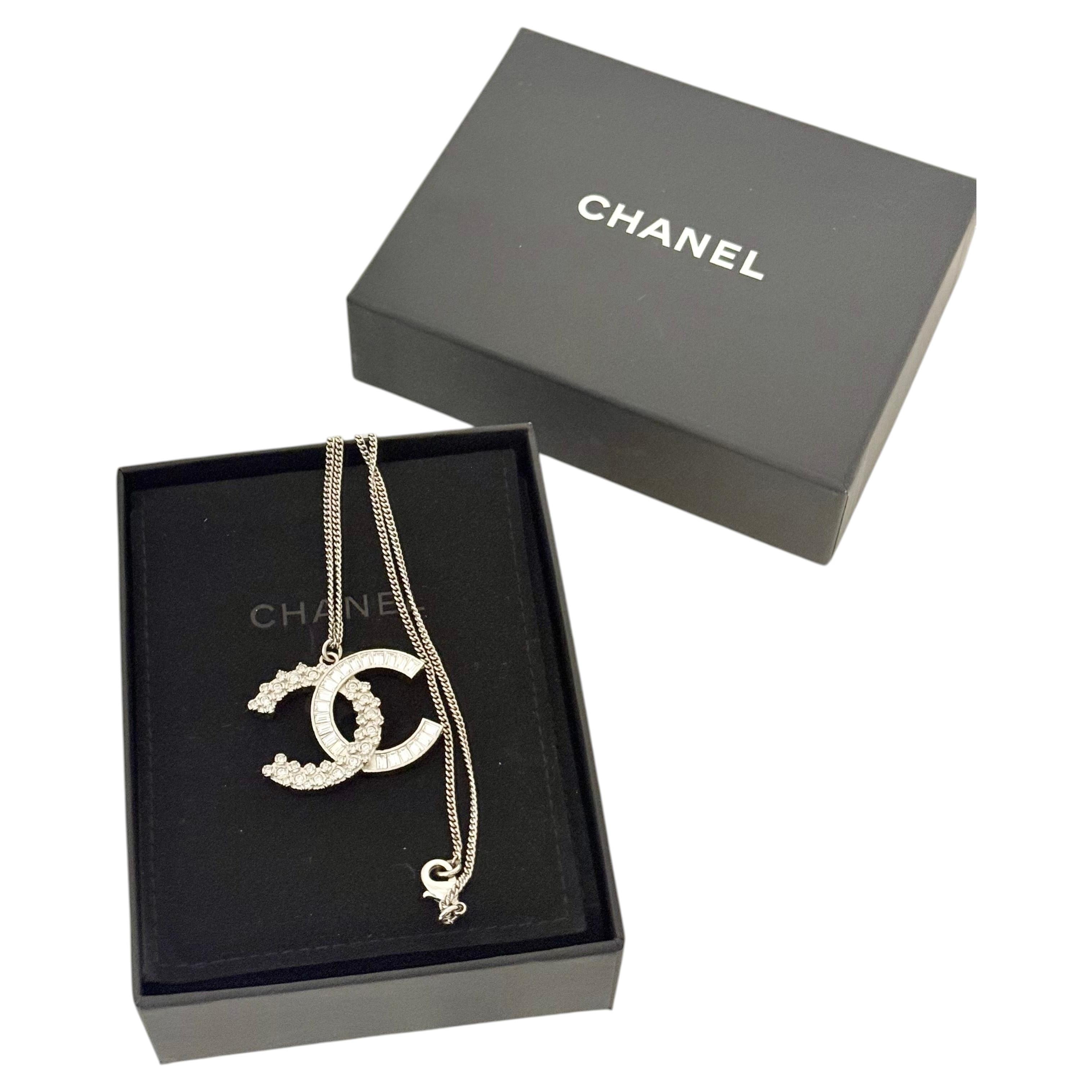 Chanel - Grand collier en argent avec pendentif en cristal CC en vente