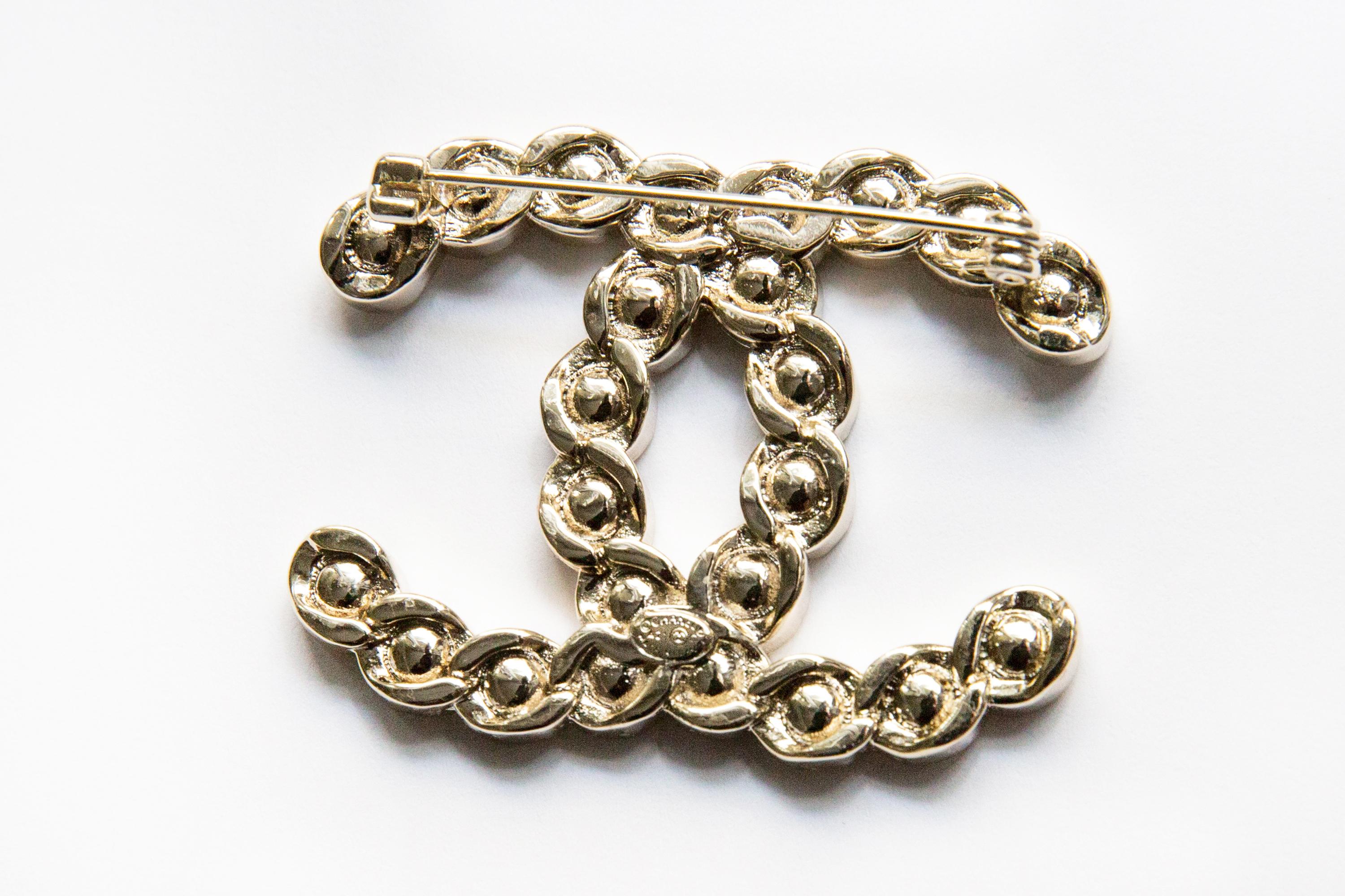 Chanel Large Silver-Tone and Crystal Embellished CC Brooch In Good Condition In Paris, FR