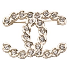 Spilla CC Chanel grande in argento e impreziosita da cristalli