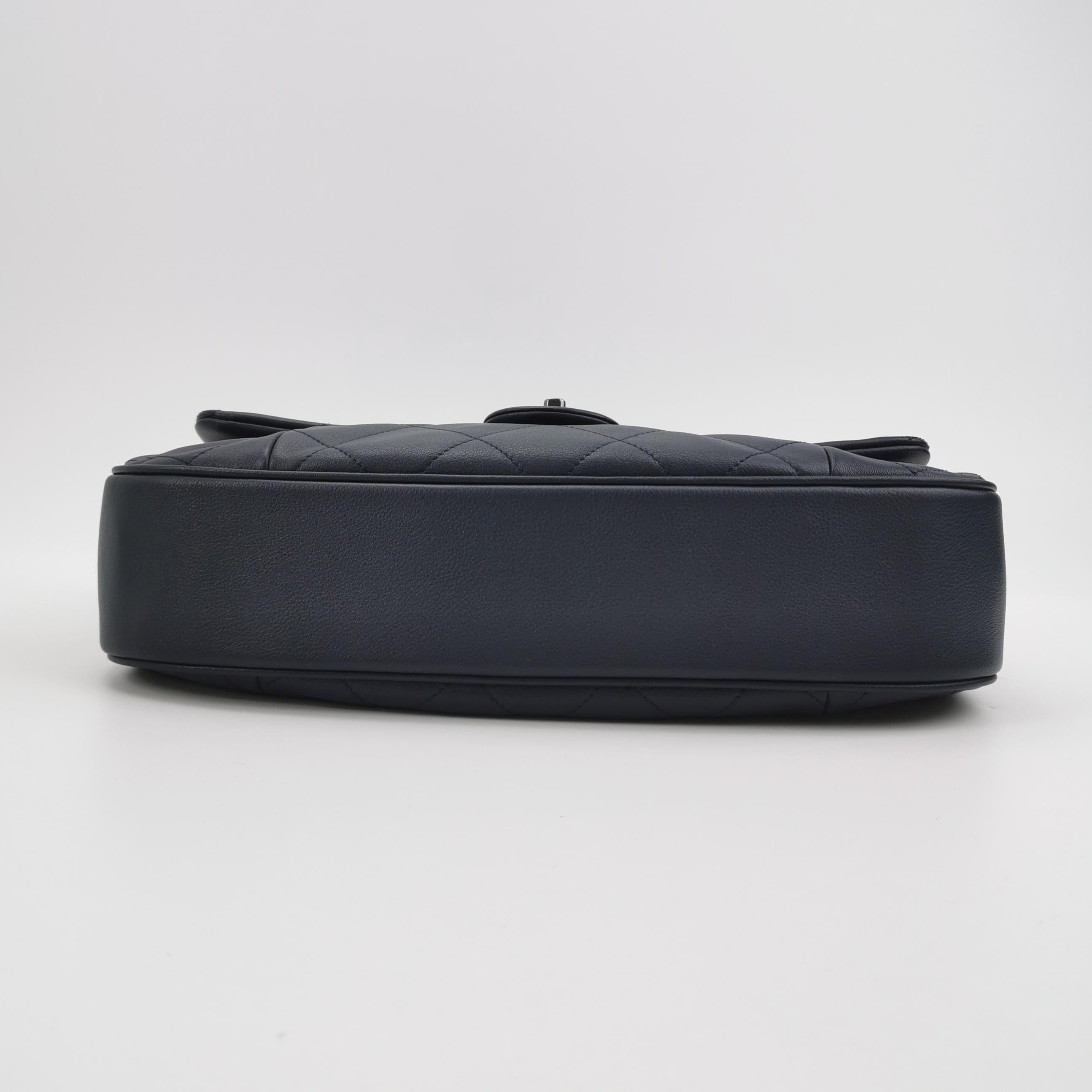 Chanel Large Single Flap Navy Calfskin Leather Cannage Stitch Silver Hardware en vente 6