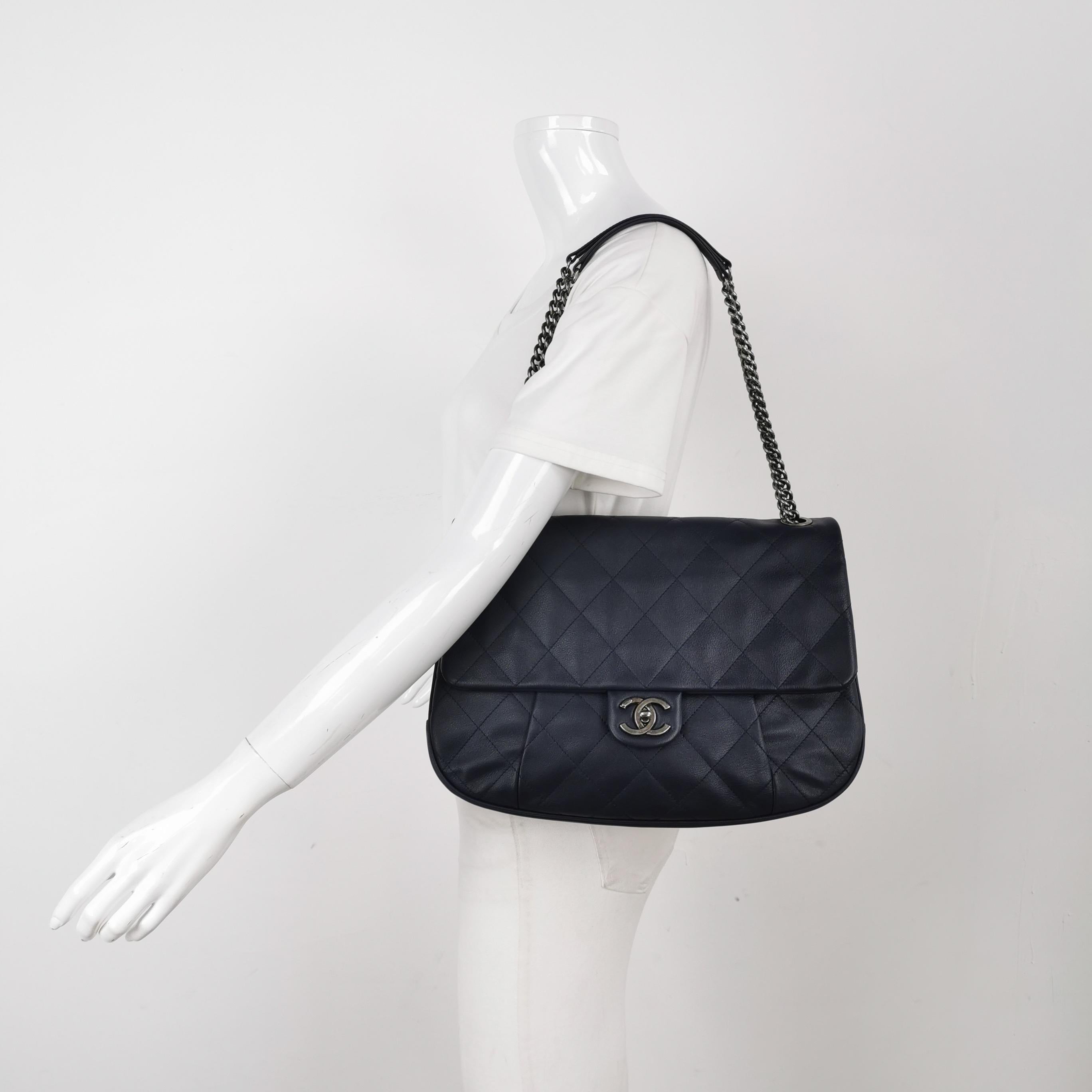 Chanel Large Single Flap Navy Calfskin Leather Cannage Stitch Silver Hardware 2012
Il s'agit de photos professionnelles du sac offert par Luxbags.
Condit : TRES BON.
Légers signes d'utilisation dans l'ensemble. Rayures sur le cuir et la