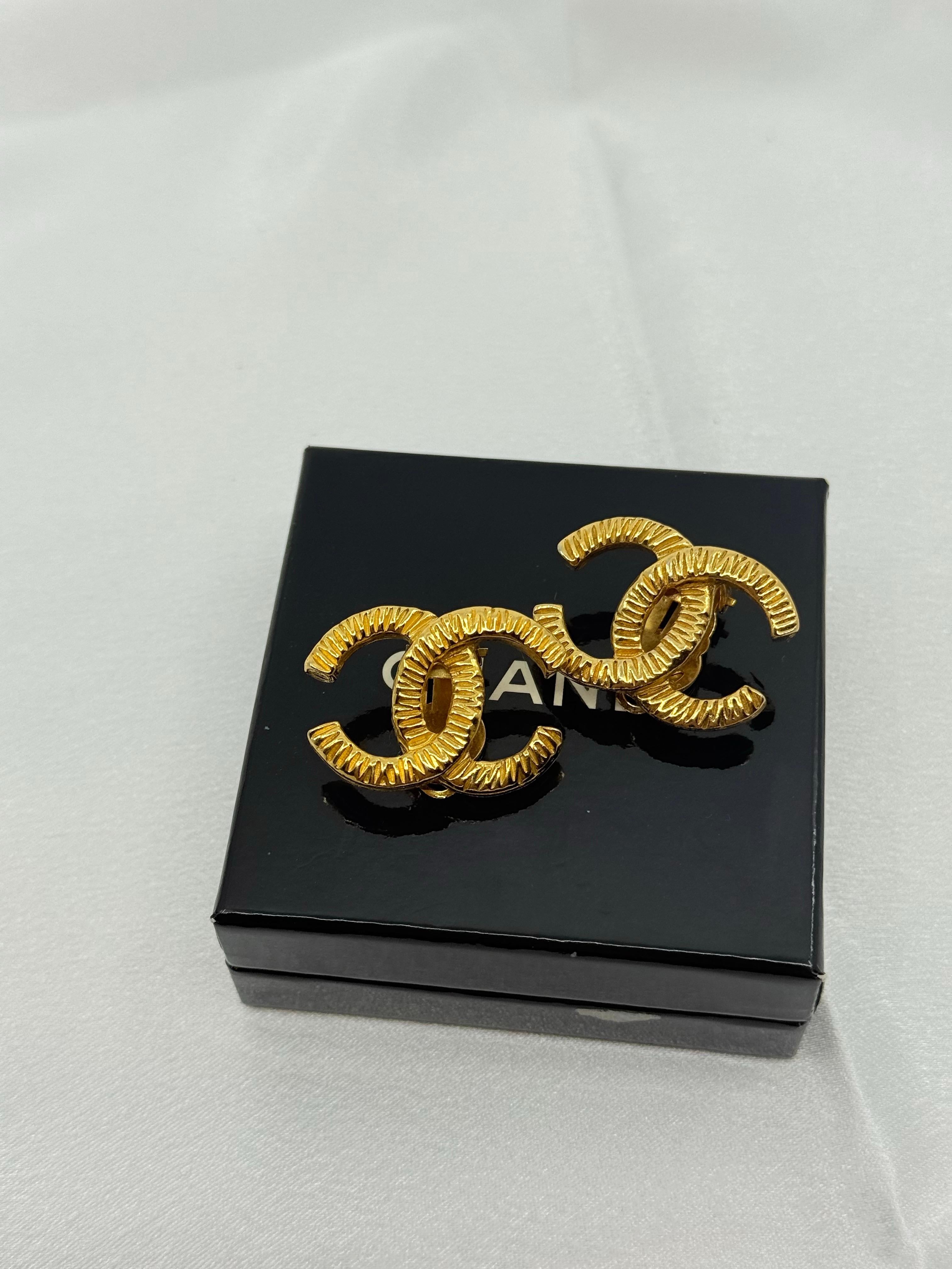 CHANEL Große strukturierte CC Gold Vintage-Ohrringe im Angebot 6