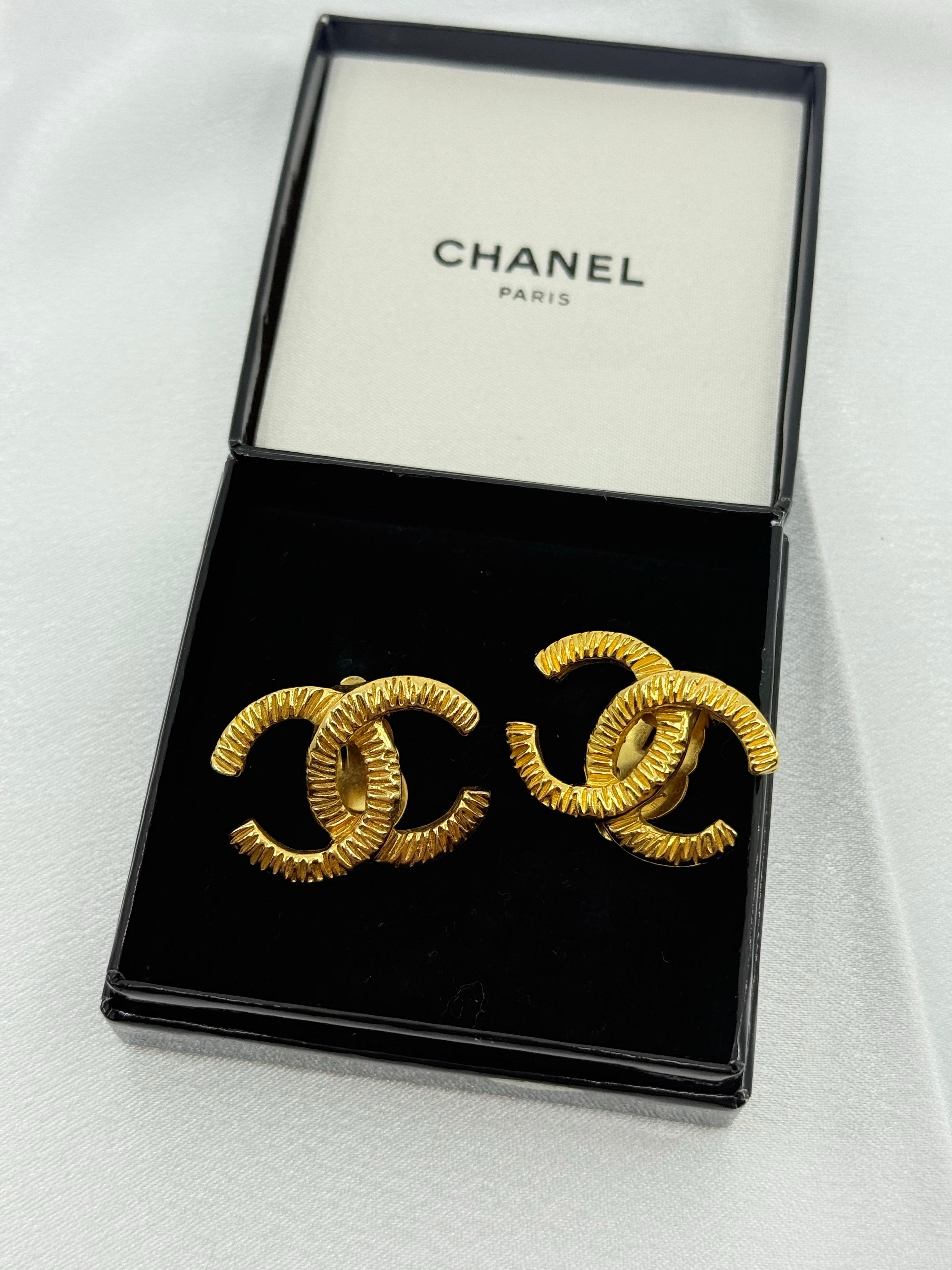 CHANEL Große strukturierte CC Gold Vintage-Ohrringe im Angebot 7