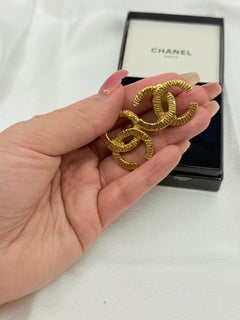CHANEL Große strukturierte CC Gold Vintage-Ohrringe