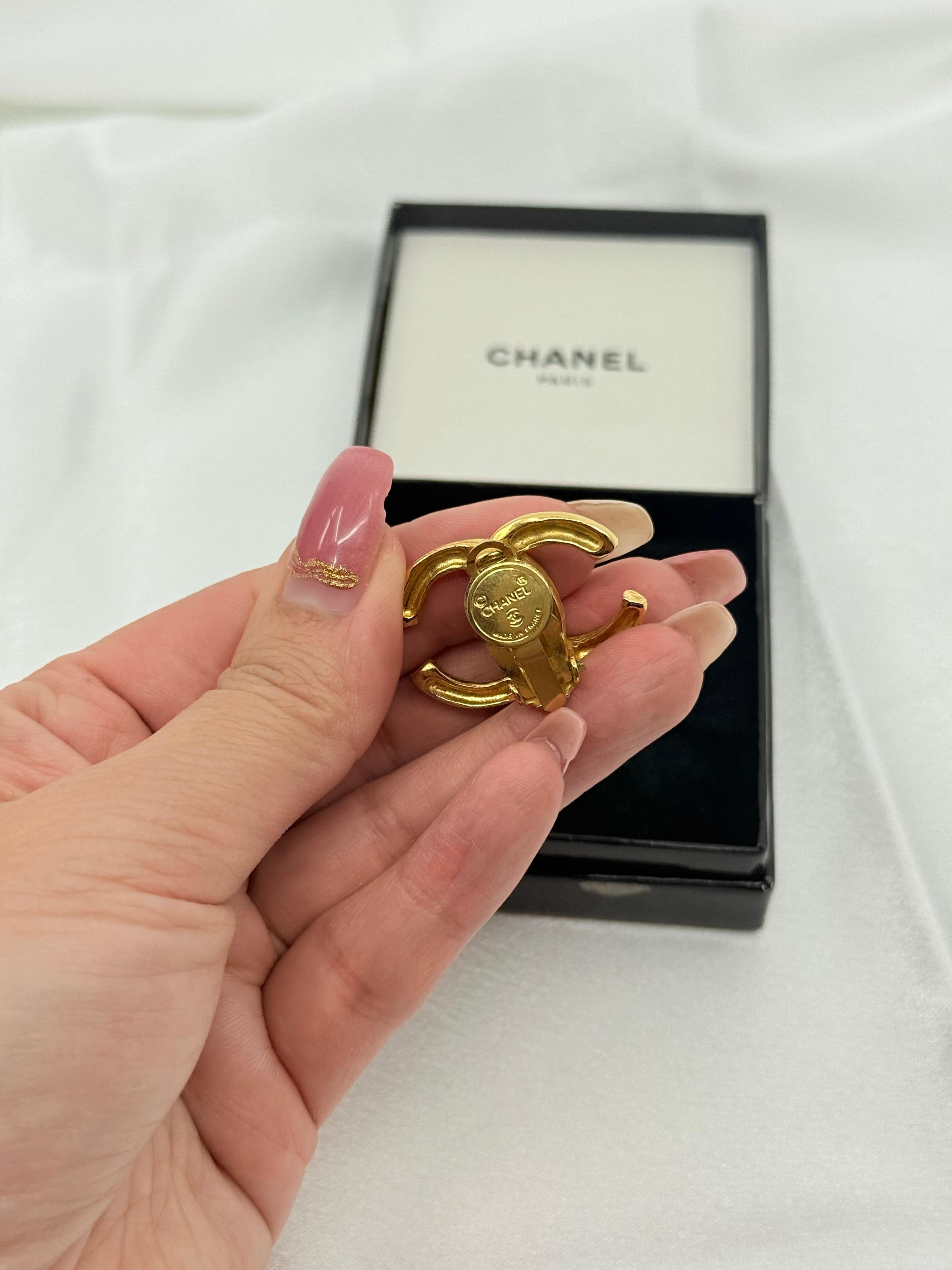 CHANEL Große strukturierte CC Gold Vintage-Ohrringe im Zustand „Gut“ im Angebot in Bellevue, WA