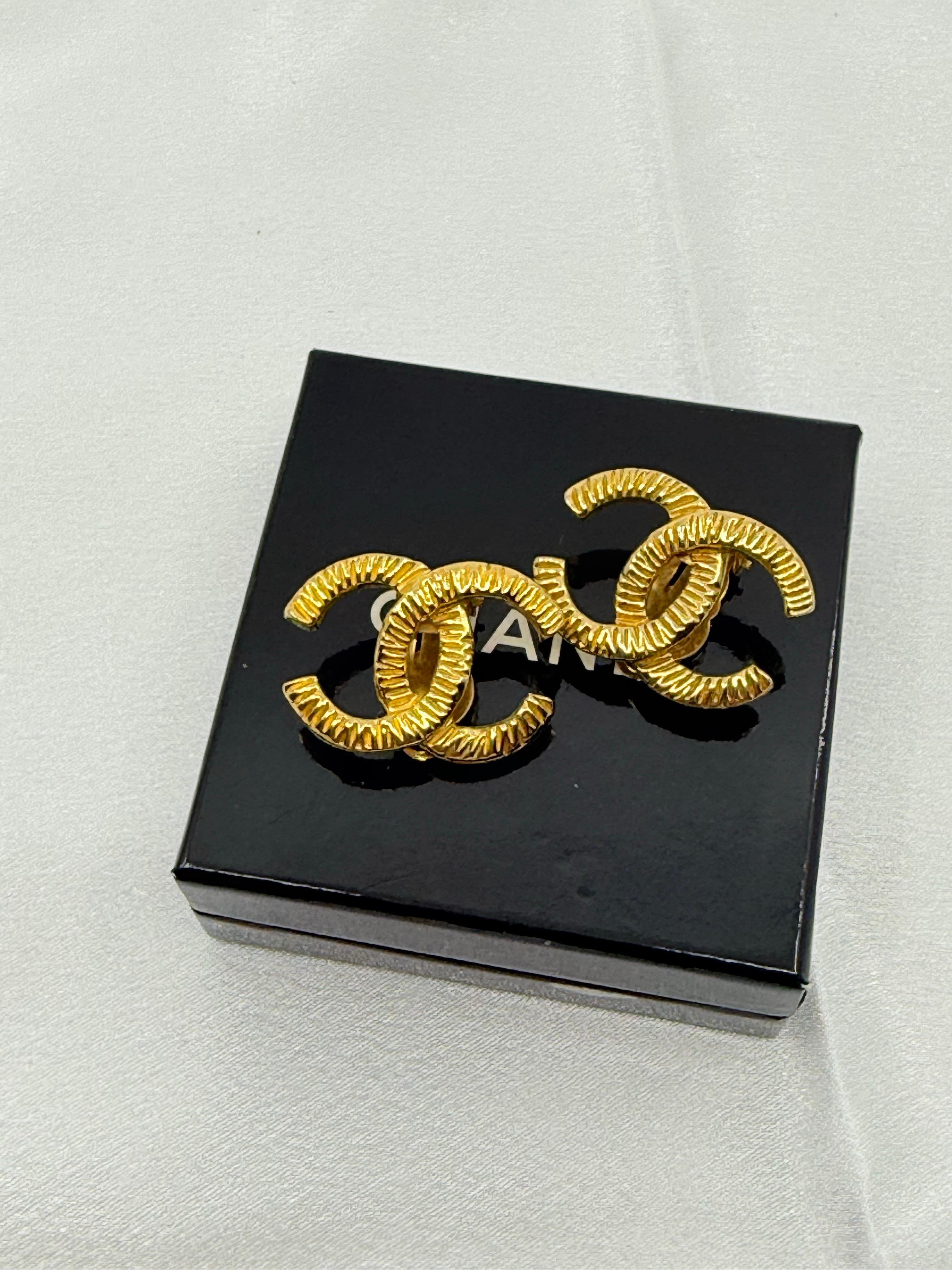 CHANEL Große strukturierte CC Gold Vintage-Ohrringe für Damen oder Herren im Angebot