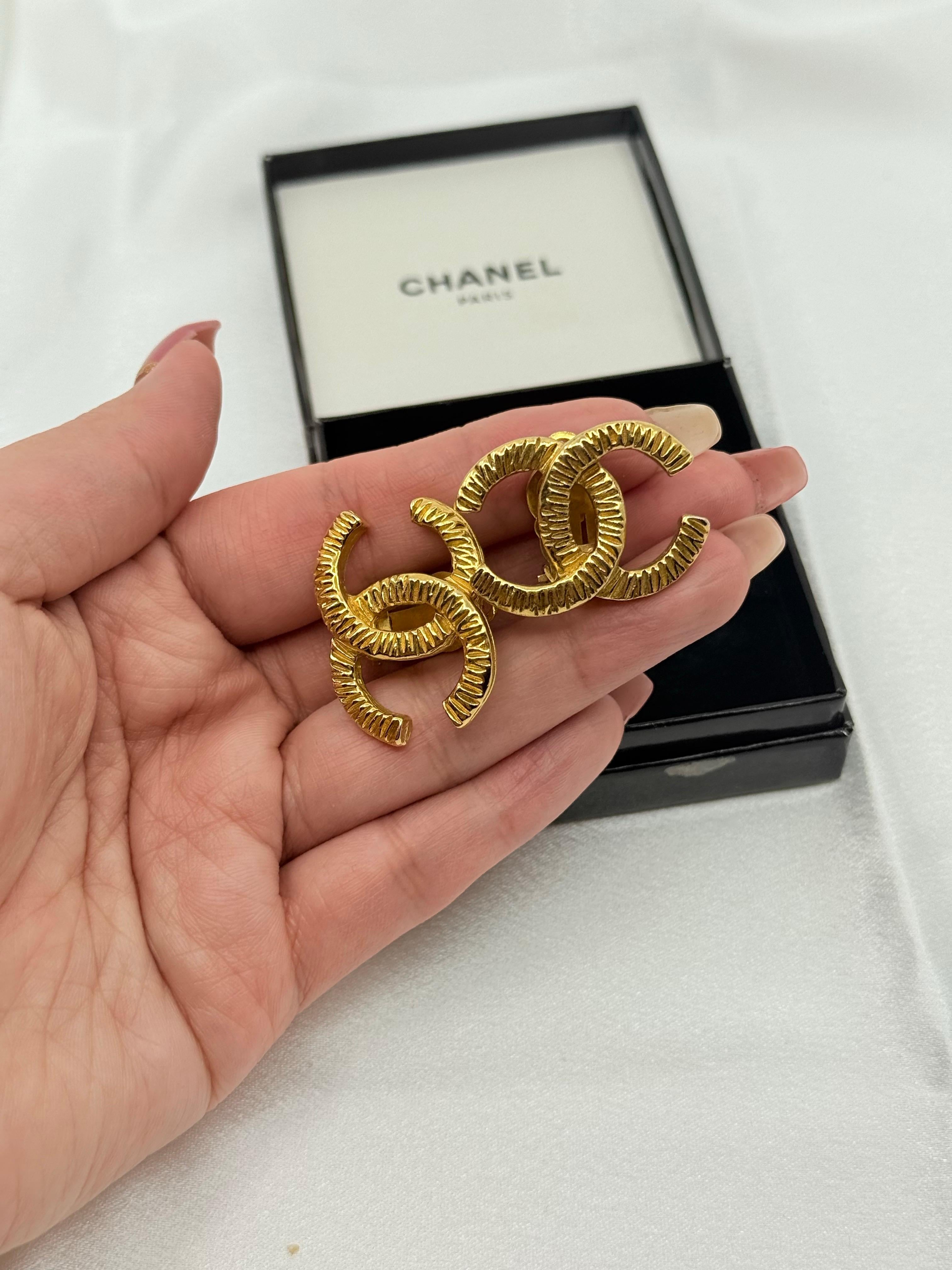 CHANEL Große strukturierte CC Gold Vintage-Ohrringe im Angebot 1