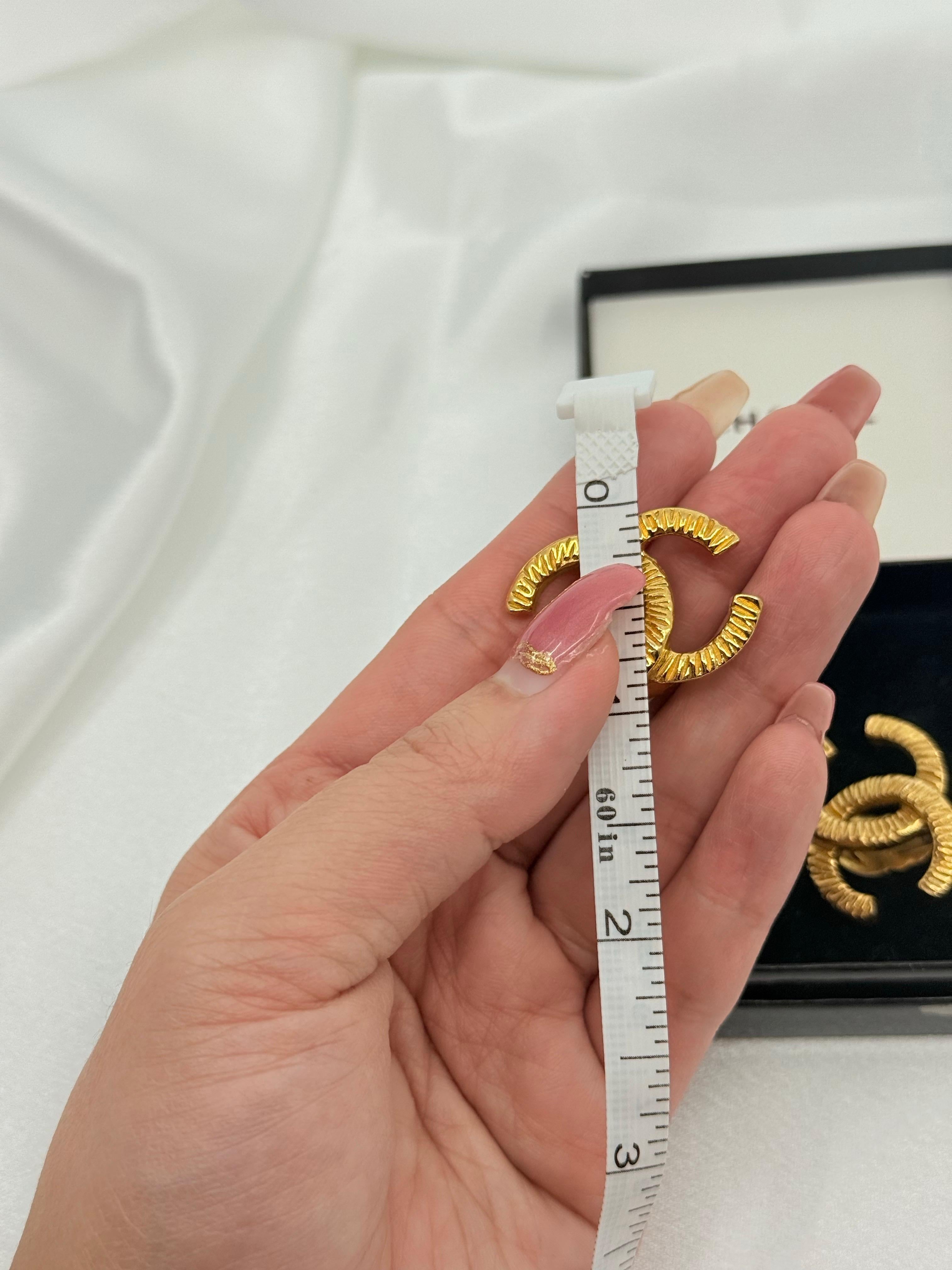 CHANEL Große strukturierte CC Gold Vintage-Ohrringe im Angebot 2