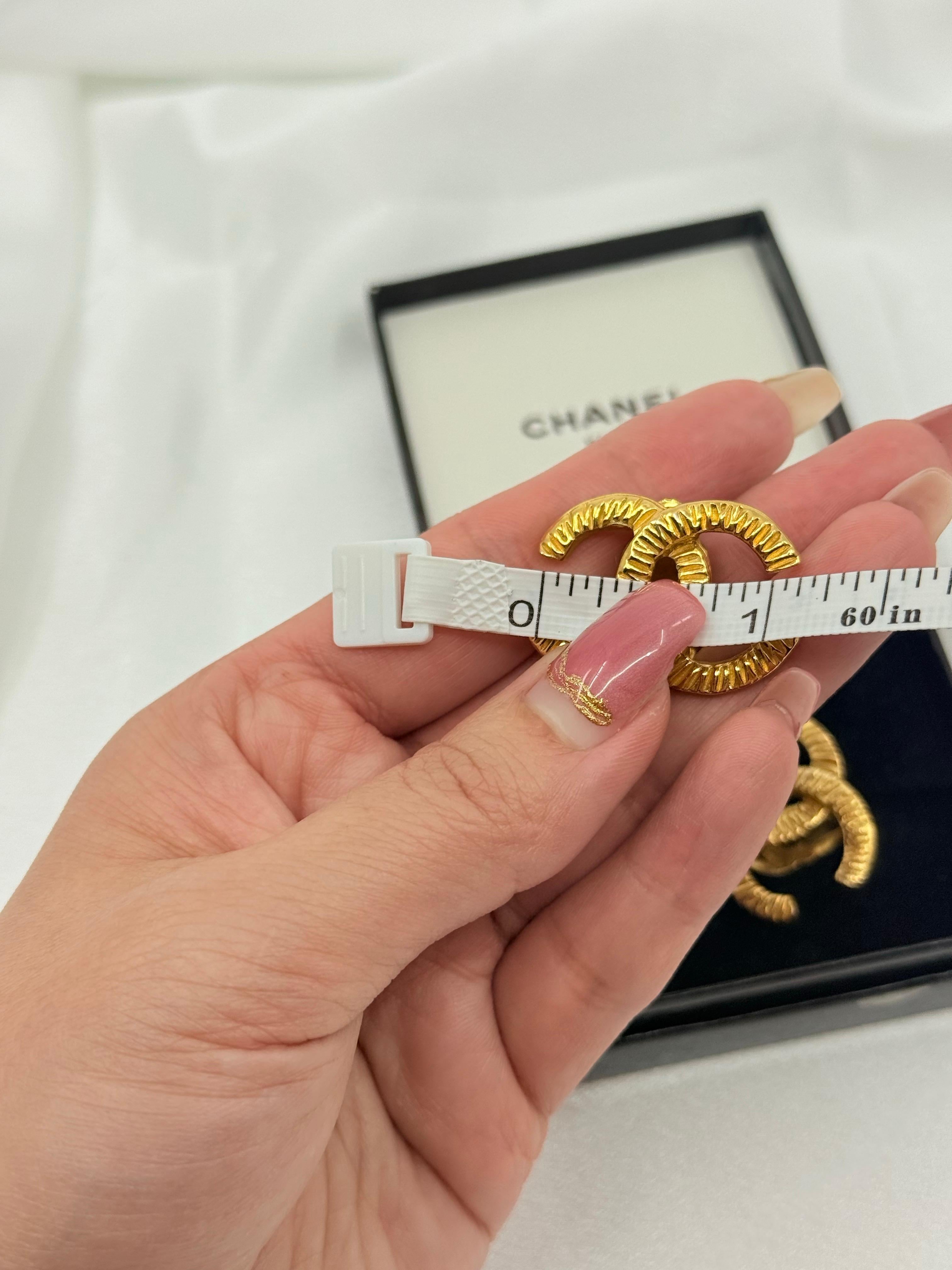 CHANEL Große strukturierte CC Gold Vintage-Ohrringe im Angebot 3