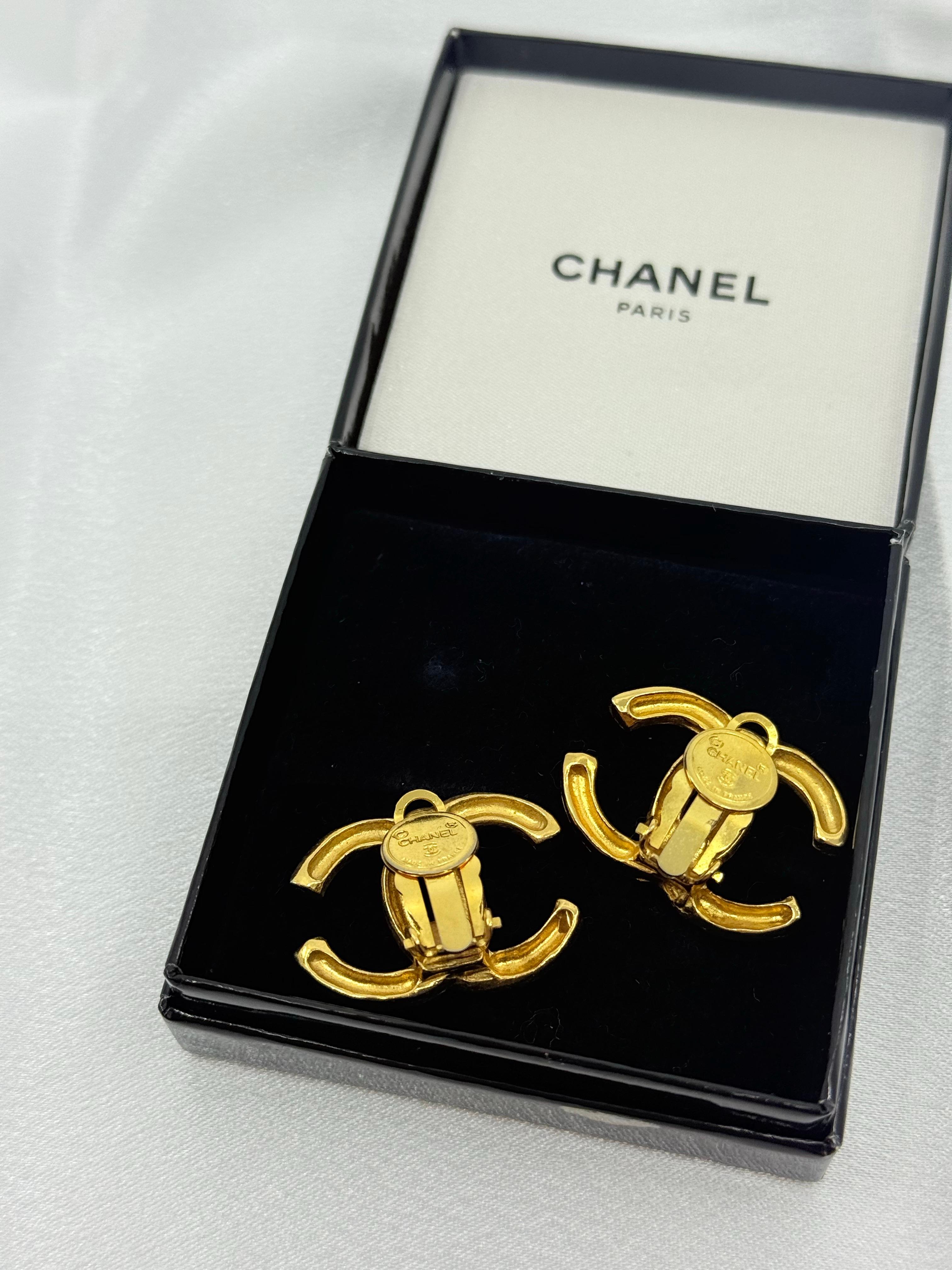 CHANEL Große strukturierte CC Gold Vintage-Ohrringe im Angebot 4