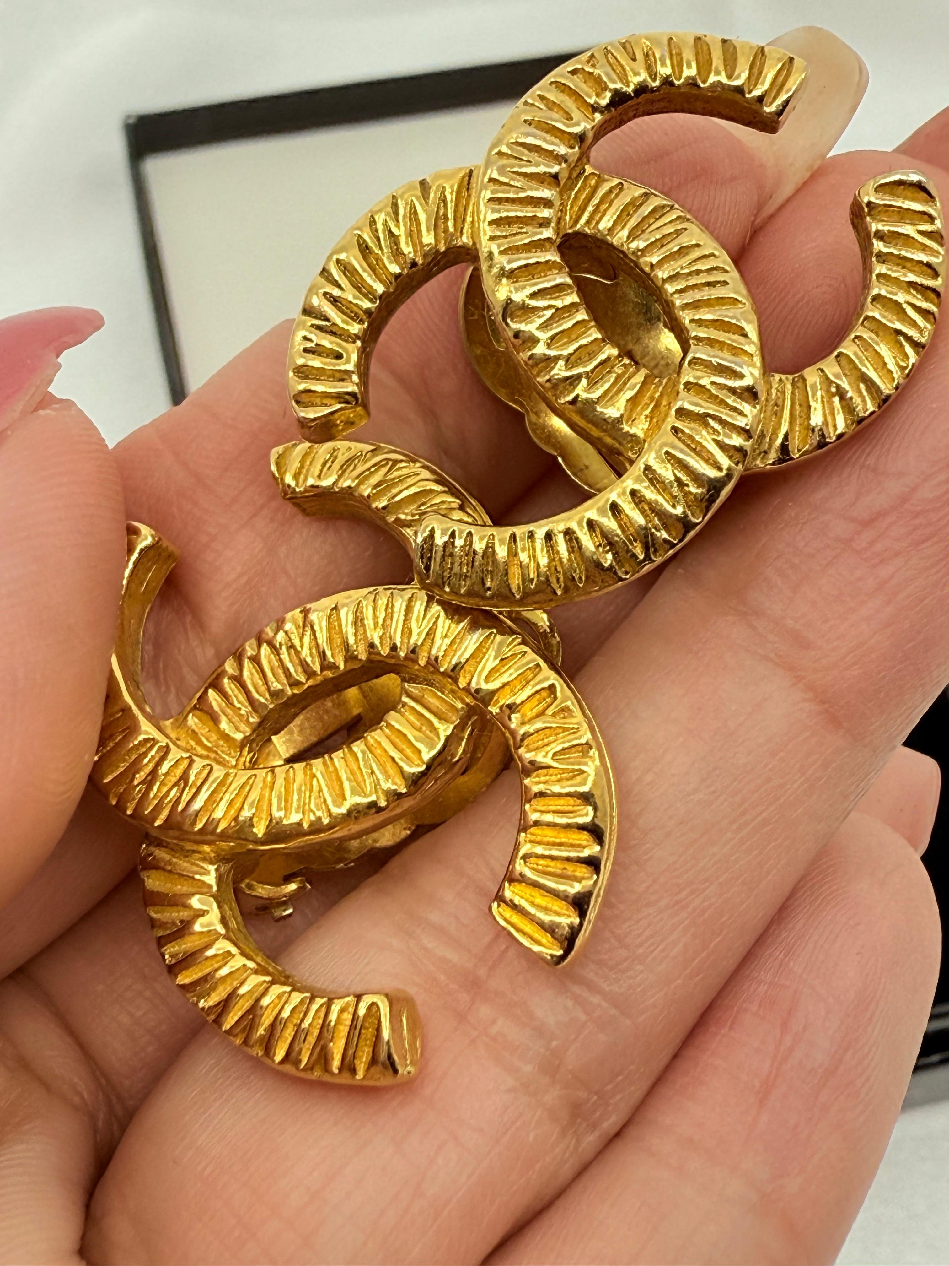 CHANEL Große strukturierte CC Gold Vintage-Ohrringe im Angebot 5