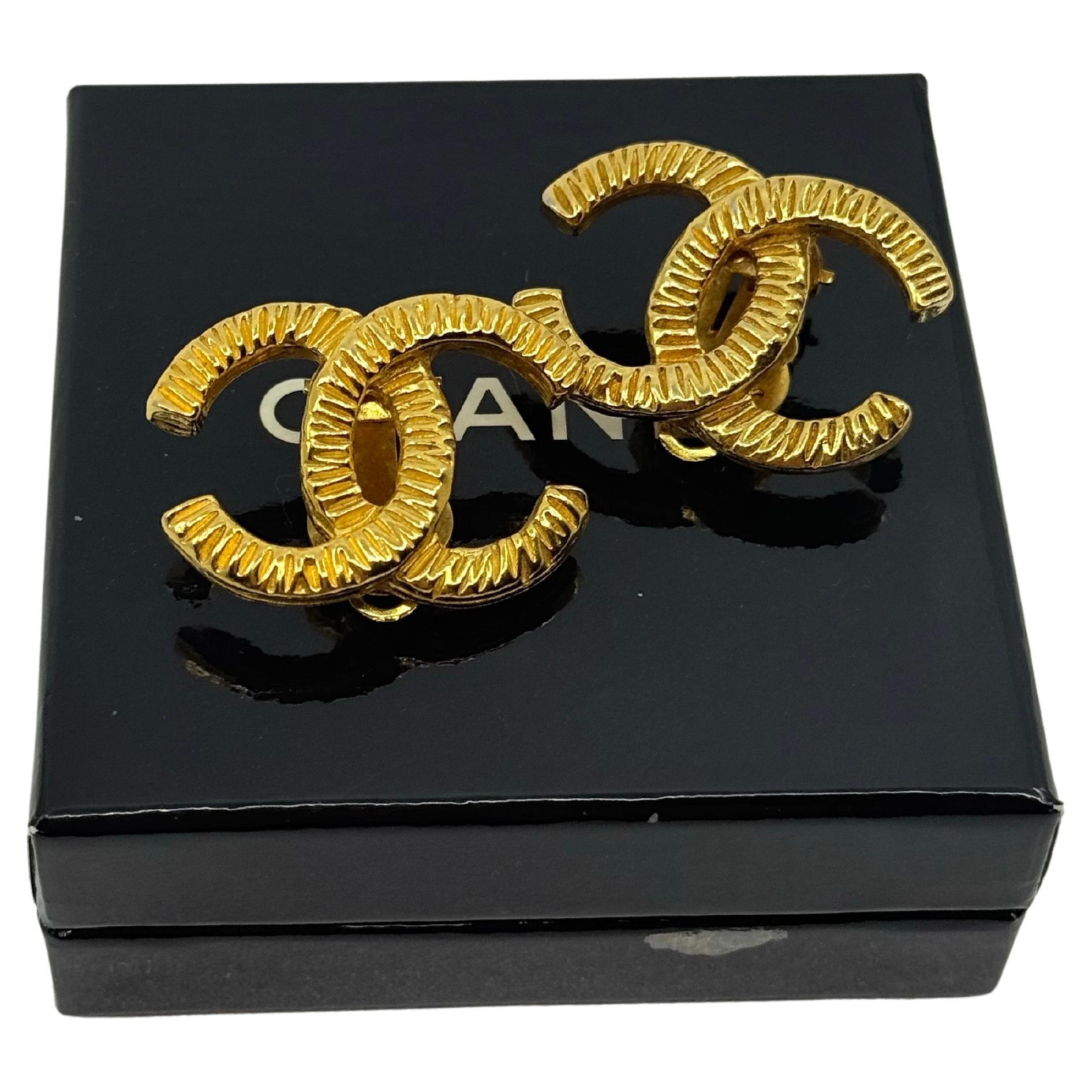 CHANEL Große strukturierte CC Gold Vintage-Ohrringe
