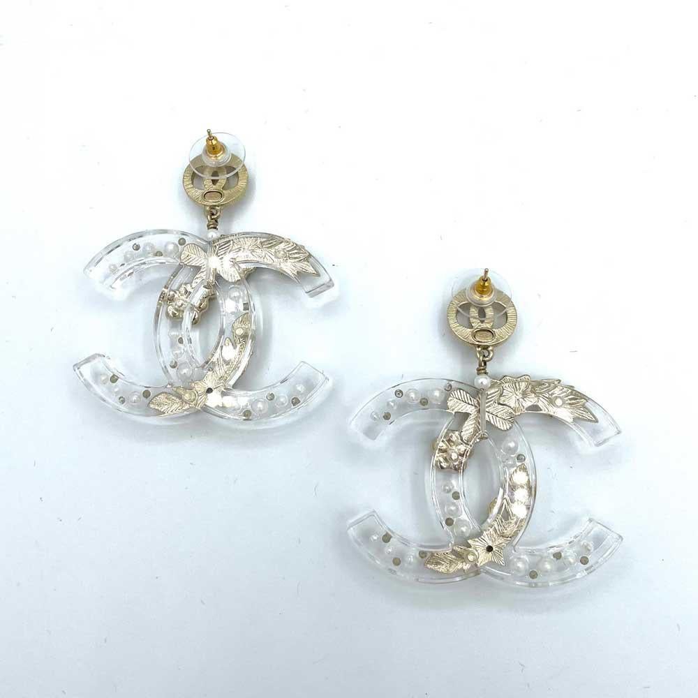 CHANEL large transparent CC dangling earrings. The transparent CC is set with pearls, rhinestones and gilt metal.

Condition: Never worn
Country of manufacture: France
Dimensions: Stud: 1.3 x 1.3 cm - Pendant: 5 x 3.6 cm
Cruise collection 2019.